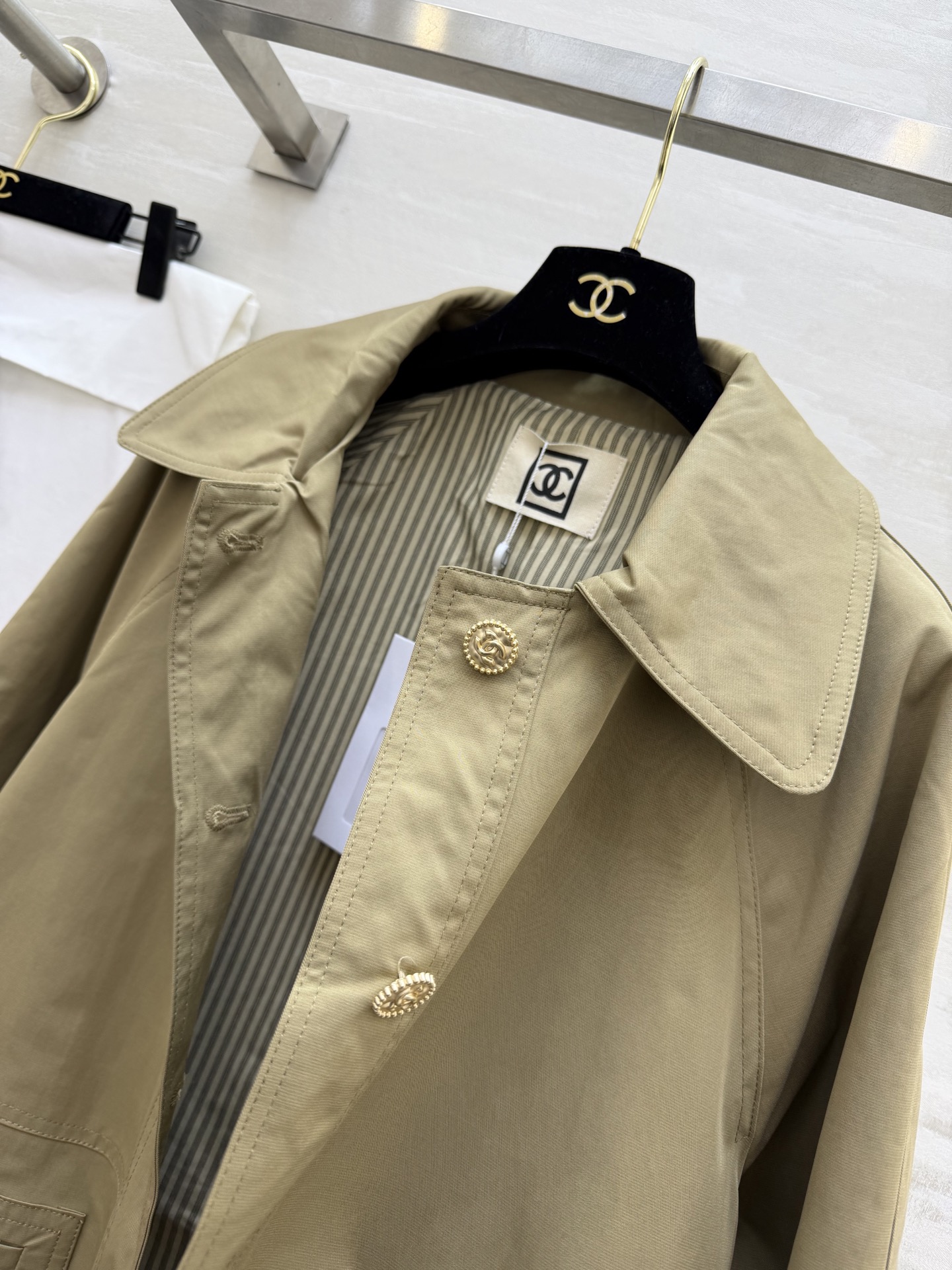 #Chane♡中古卡其色风衣 纯棉面料 内衬条纹设计质感挺阔又舒适 宽松版型 包容性强 适合多种身材！正