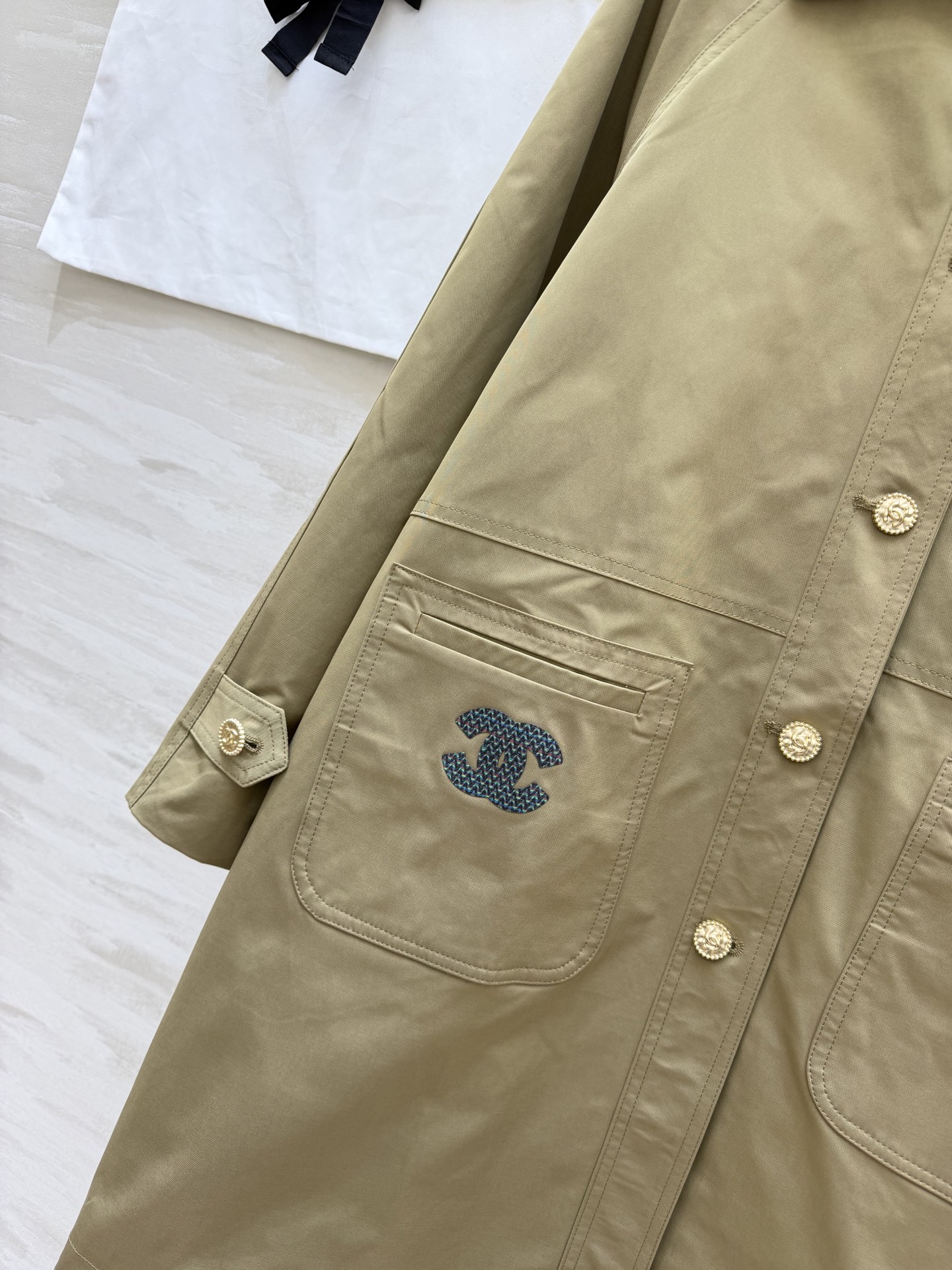 #Chane♡中古卡其色风衣 纯棉面料 内衬条纹设计质感挺阔又舒适 宽松版型 包容性强 适合多种身材！正