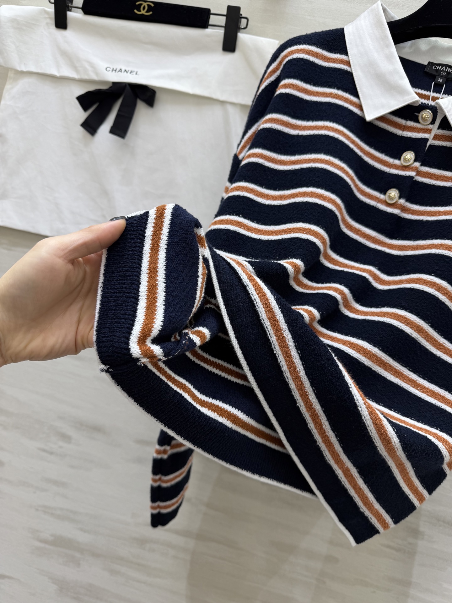 #Chane♡²⁶C早春度假系列条纹Polo衫 白色底配棕黑横条 学院风满满！针织面料柔软亲肤 宽松版型