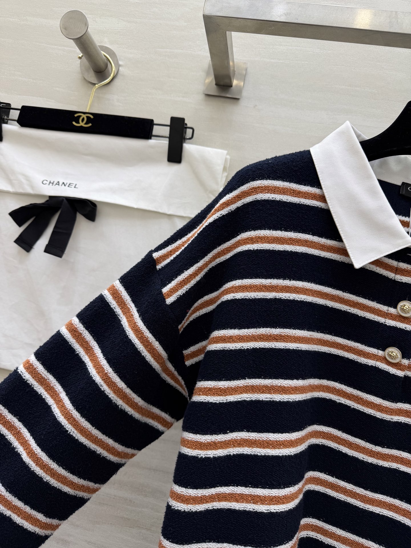 #Chane♡²⁶C早春度假系列条纹Polo衫 白色底配棕黑横条 学院风满满！针织面料柔软亲肤 宽松版型