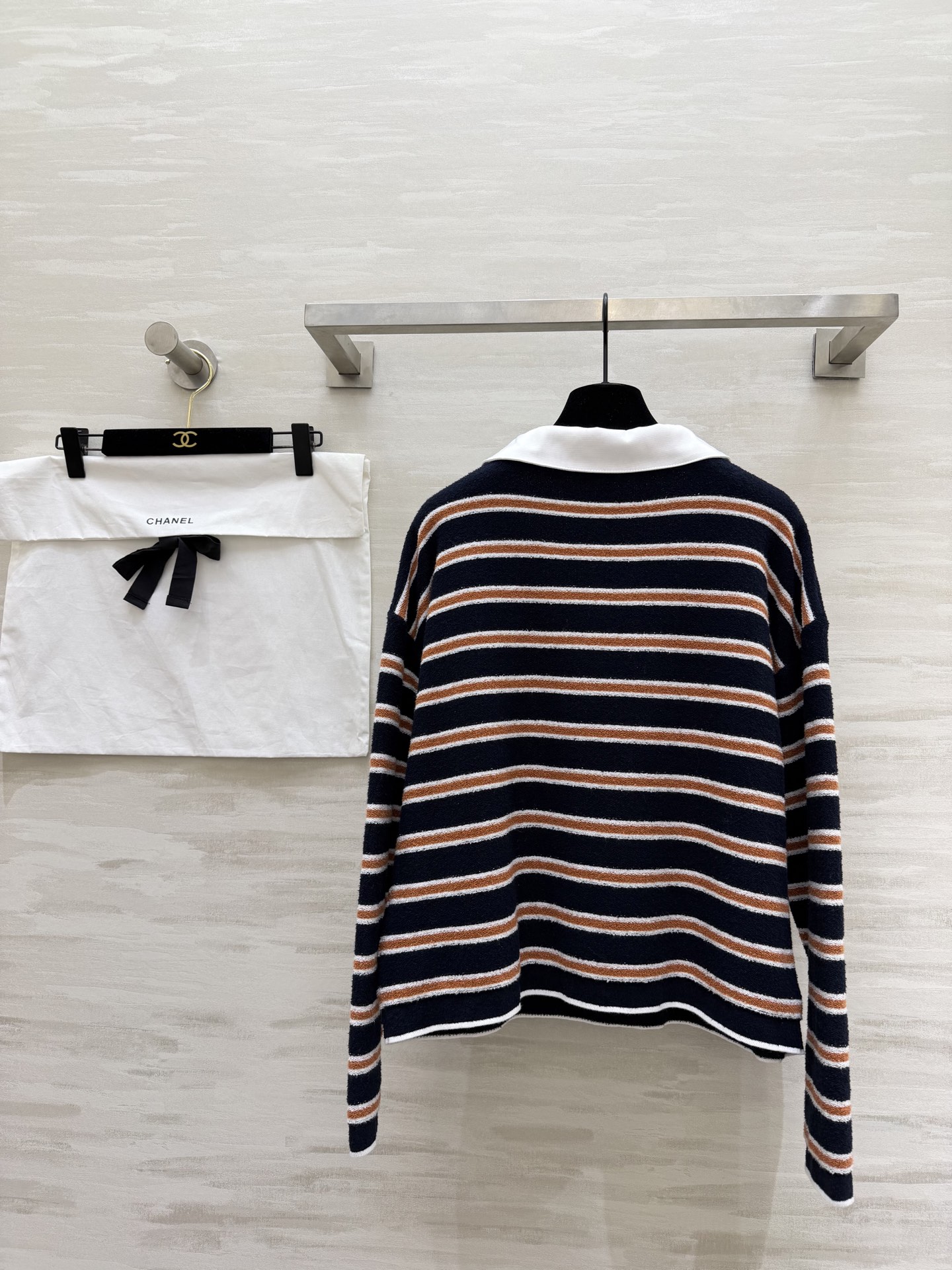#Chane♡²⁶C早春度假系列条纹Polo衫 白色底配棕黑横条 学院风满满！针织面料柔软亲肤 宽松版型