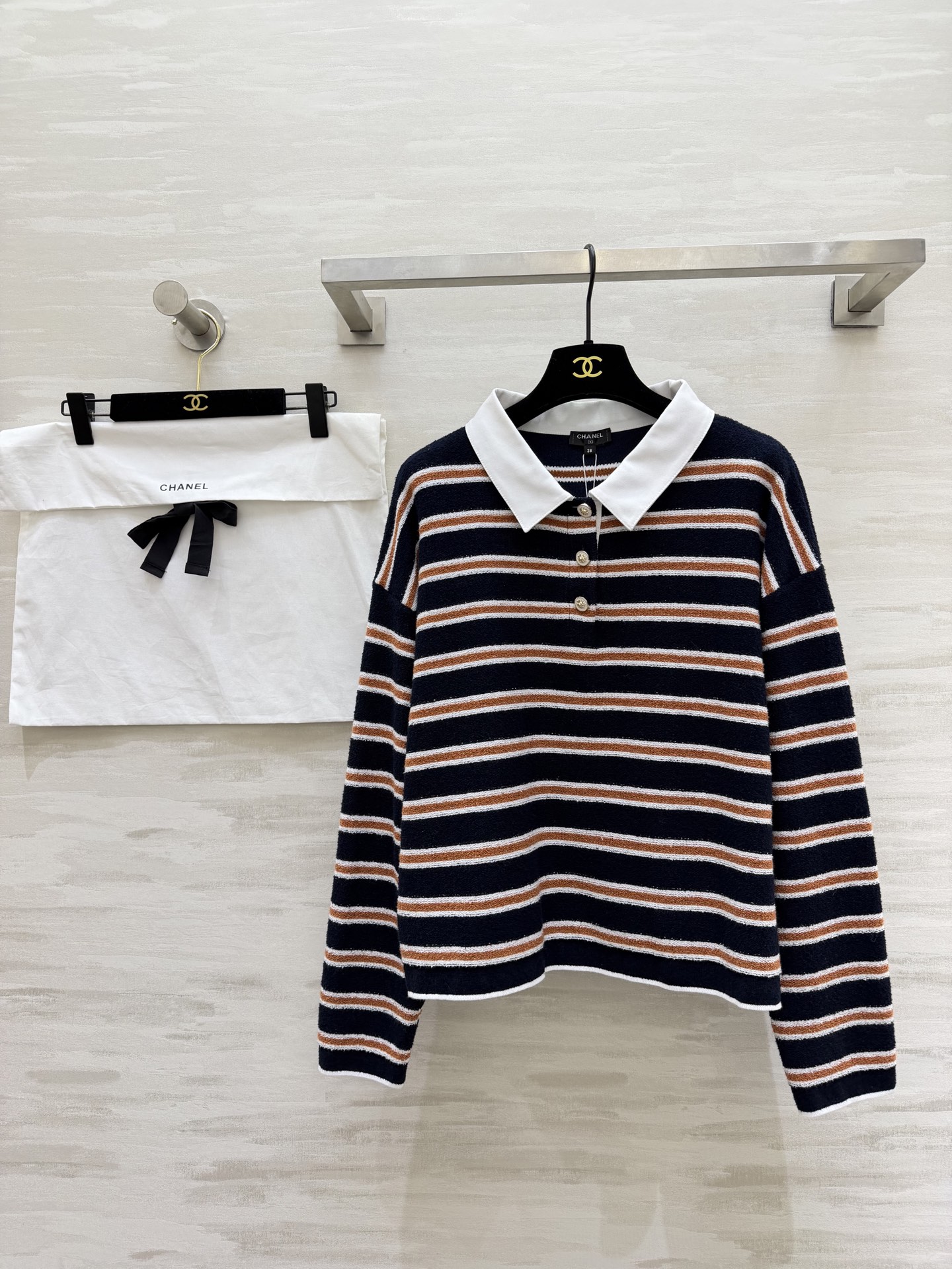 NO:733868,#ChaneC early spring vacation series striped Polo shirt, white bottom with brown and black horizontal stripes, full of college style!  The knitted fabric is soft and skin-friendly. The loose fit is super casual. It can be easily used in daily life or on vacation. Gold buttons + navy collar design. Exquisite details and texture online. Original development and customization. Ready stock first size 36/38/40,,chanel,19860909#ChaneC早春度假系列条纹Polo衫 白色底配棕黑横条 学院风满满！针织面料柔软亲肤 宽松版型超显随性 日常或度假都能轻松驾驭 金色纽扣+海军领设计 细节精致,质感在线 原版开发定制 现货首发size36/38/40,,chanel,,Women's clothing
