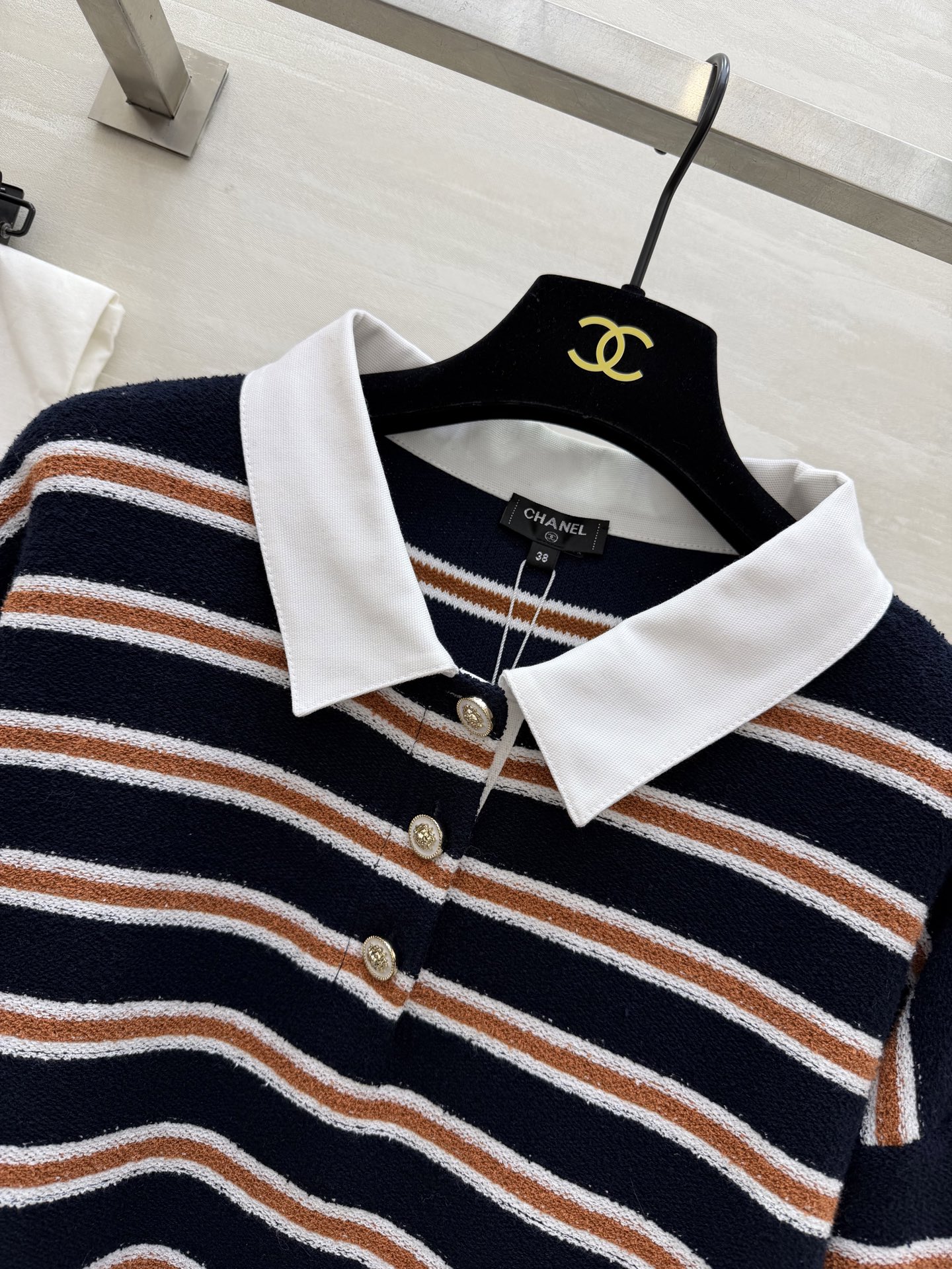 #Chane♡²⁶C早春度假系列条纹Polo衫 白色底配棕黑横条 学院风满满！针织面料柔软亲肤 宽松版型