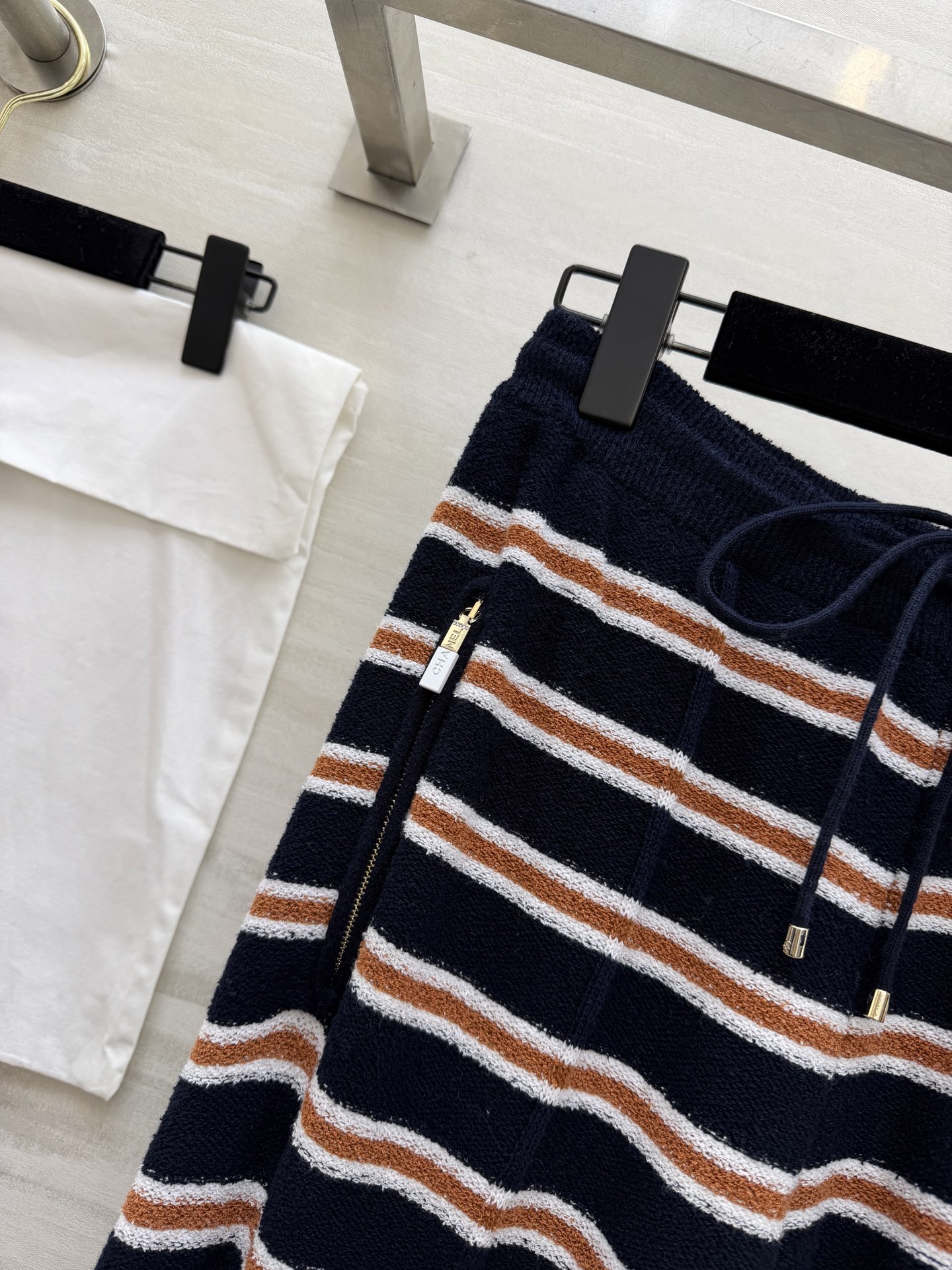 #Chane♡²⁶C早春度假系列条纹针织高腰阔腿裤 柔软针织材质 舒适又时髦 经典条纹 撞色设计 休闲度