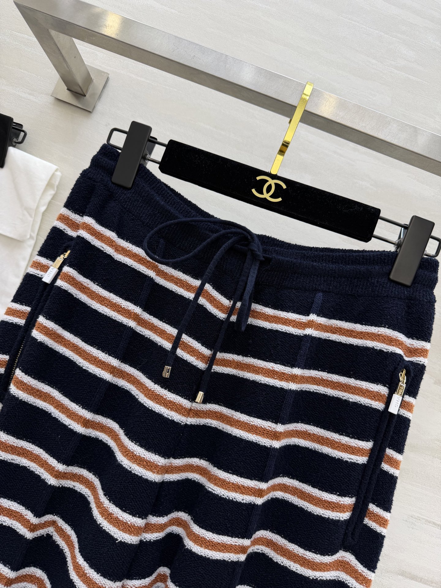 #Chane♡²⁶C早春度假系列条纹针织高腰阔腿裤 柔软针织材质 舒适又时髦 经典条纹 撞色设计 休闲度