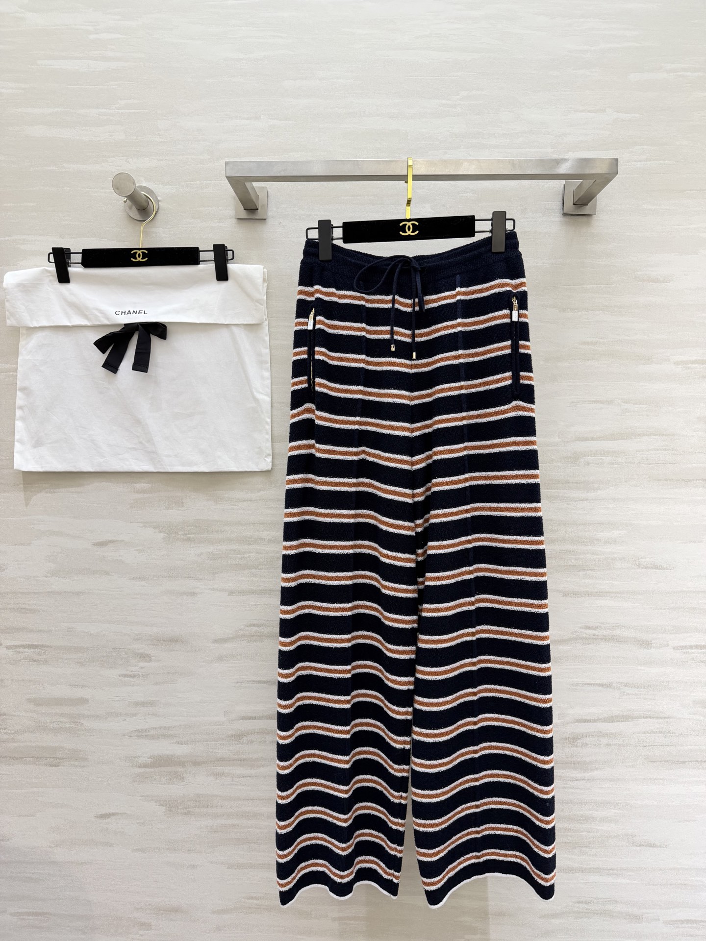 NO:733873,#ChaneC early spring vacation series striped knitted high-waisted wide-leg pants. Soft knitted material. Comfortable and fashionable. Classic stripes. Contrast color design. Full of casual vacation atmosphere. High-waisted wide-leg pants slim and modify the legs. Pair with straw hat or simple accessories. Easy to get elegant and casual wear. Suitable for daily outings, vacations, and photoshoots. Original development. High-quality customization. Ready-made first release size 36/38/40 (,,chanel,hats,19860909#ChaneC早春度假系列条纹针织高腰阔腿裤 柔软针织材质 舒适又时髦 经典条纹 撞色设计 休闲度假氛围感拉满 高腰阔腿裤显瘦修饰腿型 搭配草帽或简约配饰 轻松get优雅随性穿搭 日常出街、度假、拍照都超适合 原版开发 高品质定制 现货首发size36/38/40（,,chanel,hats,,Women's clothing