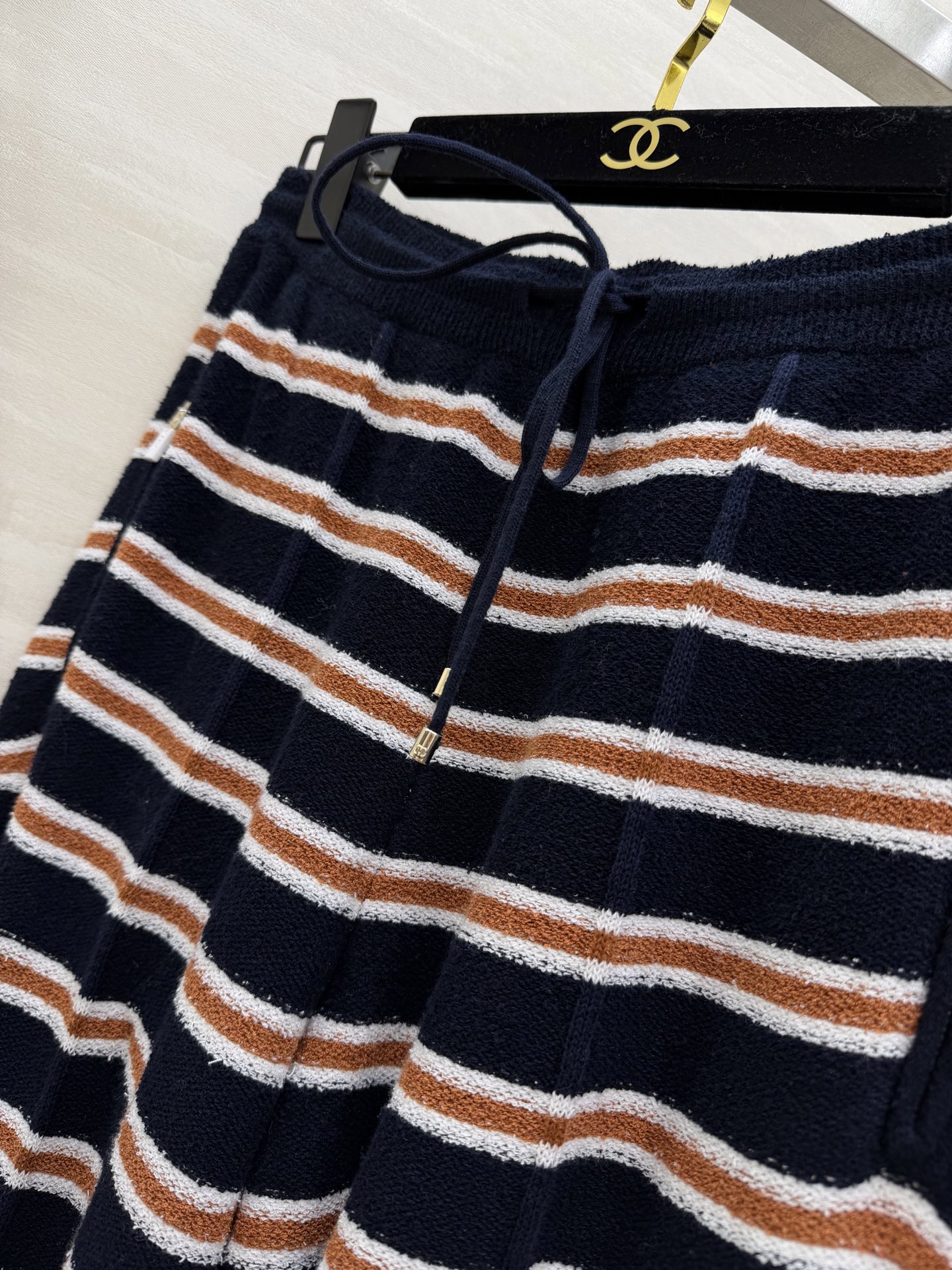 #Chane♡²⁶C早春度假系列条纹针织高腰阔腿裤 柔软针织材质 舒适又时髦 经典条纹 撞色设计 休闲度