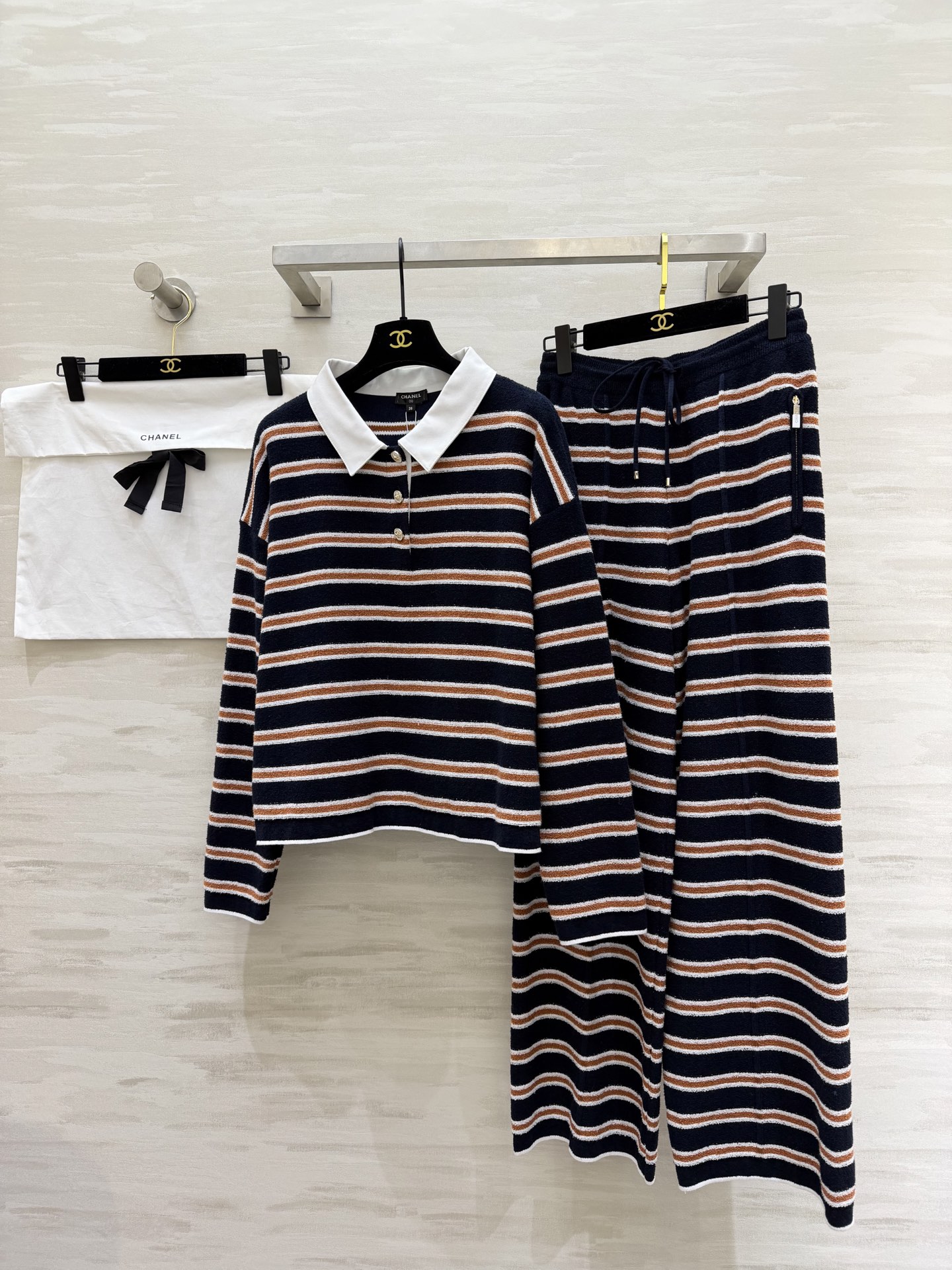 #Chane♡²⁶C早春度假系列条纹针织高腰阔腿裤 柔软针织材质 舒适又时髦 经典条纹 撞色设计 休闲度