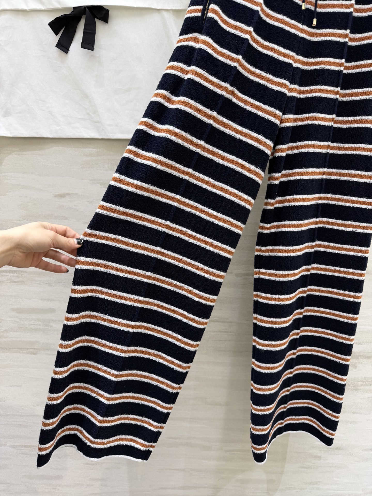 #Chane♡²⁶C早春度假系列条纹针织高腰阔腿裤 柔软针织材质 舒适又时髦 经典条纹 撞色设计 休闲度