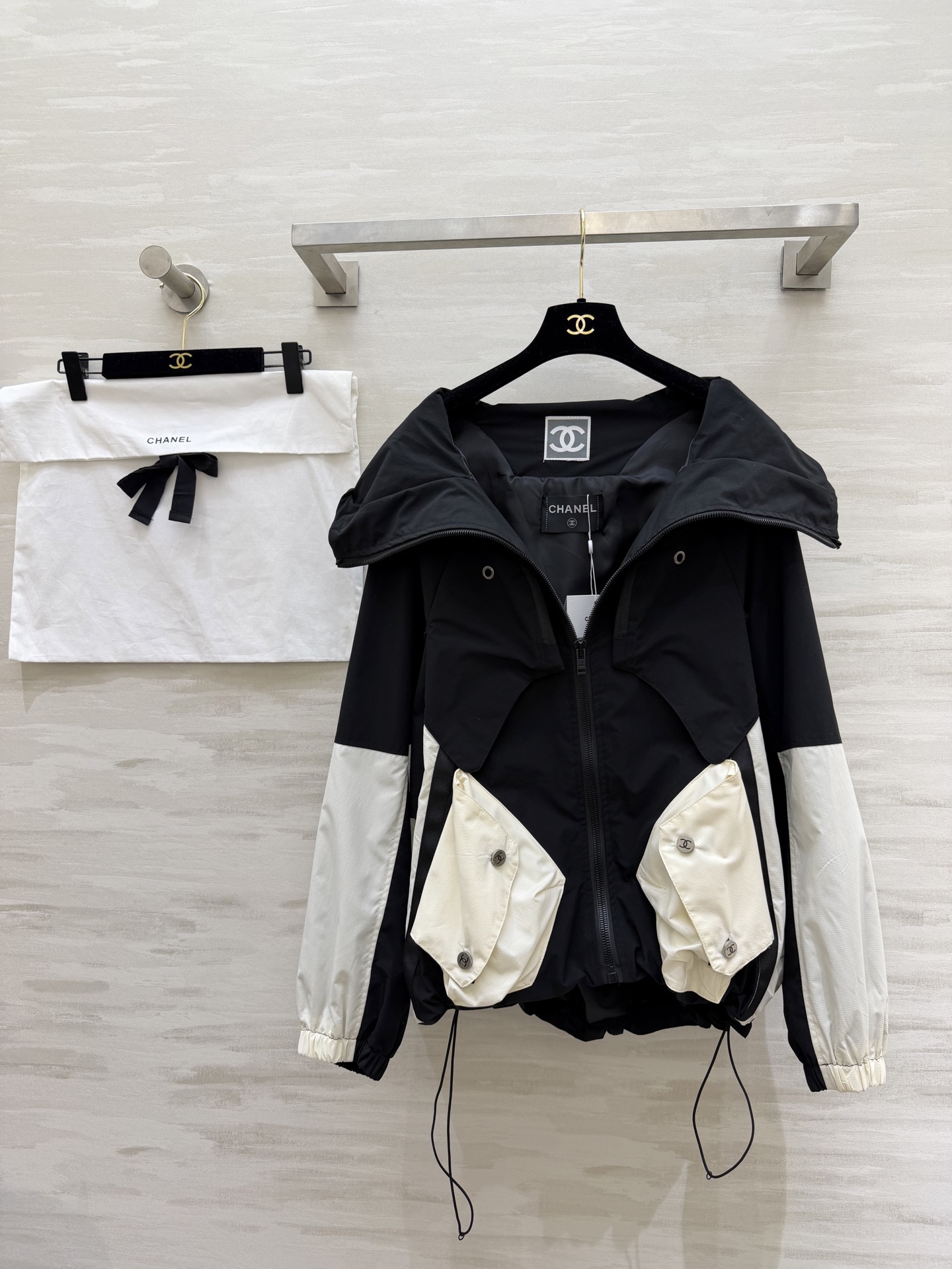 NO:733834,#Chane Second-hand Series Hooded Contrasting Color Jacket High Quality Customized Ready Available First Size36/38/40 (36 Size Bust 132, Length 71),,chanel,jackets & coats,hats,19860909#Chane中古系列 连帽撞色冲锋衣外套 高品质定制 现货首发size36/38/40（36码胸围132,衣长71）,,chanel,jackets & coats,hats,,Women's clothing