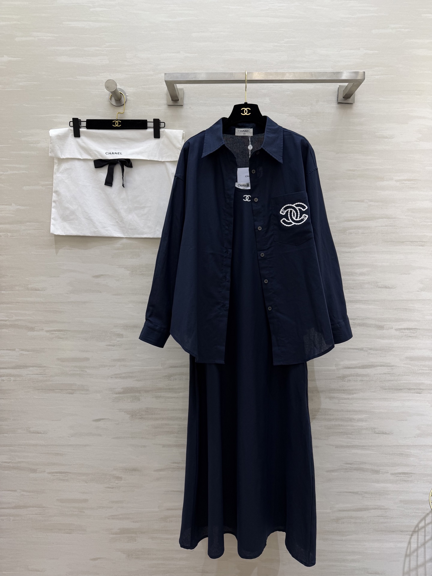 NO:733859,(Shirt, tank top) #Chane resort series Lapel cotton and linen shirt sleeveless tank top High-end fashion Customized linen texture High quality Sold separately size36/38/40,,chanel,skirts,19860909（衬衣,背心裙）#Chane度假系列 翻领棉麻衬衣无袖背心裙 高级时髦 定制亚麻质地 高品质 分开发售 size36/38/40,,chanel,skirts,,Women's clothing