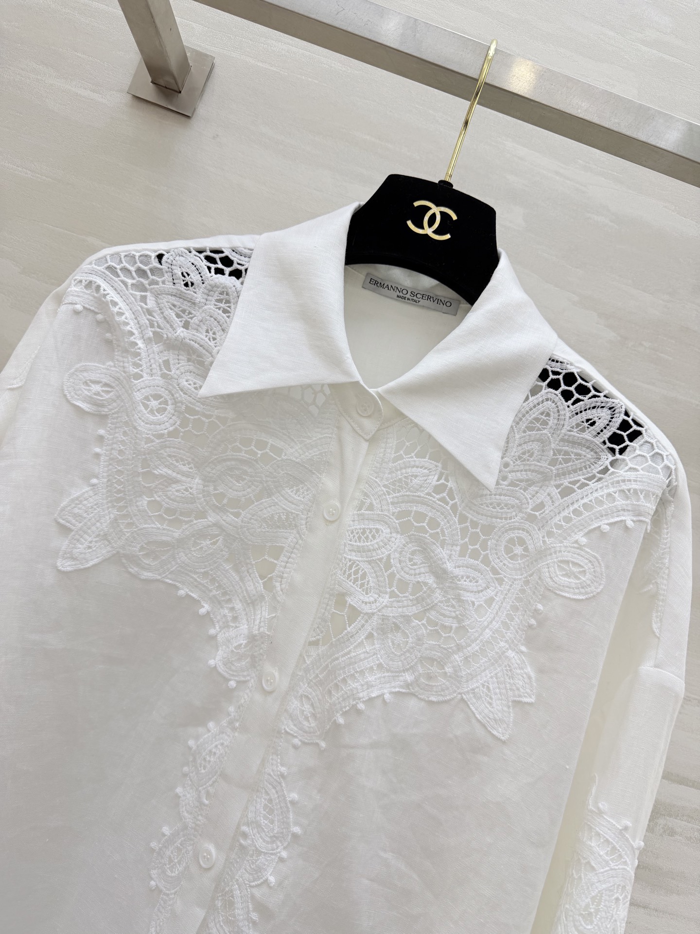 意大利高端时装品牌ERMANNO SCERVINO 白色蕾丝刺绣衬衣 采用高品质亚麻面料 搭配精致镂空蕾