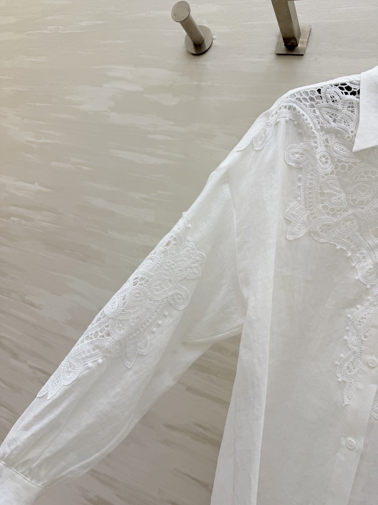 意大利高端时装品牌ERMANNO SCERVINO 白色蕾丝刺绣衬衣 采用高品质亚麻面料 搭配精致镂空蕾