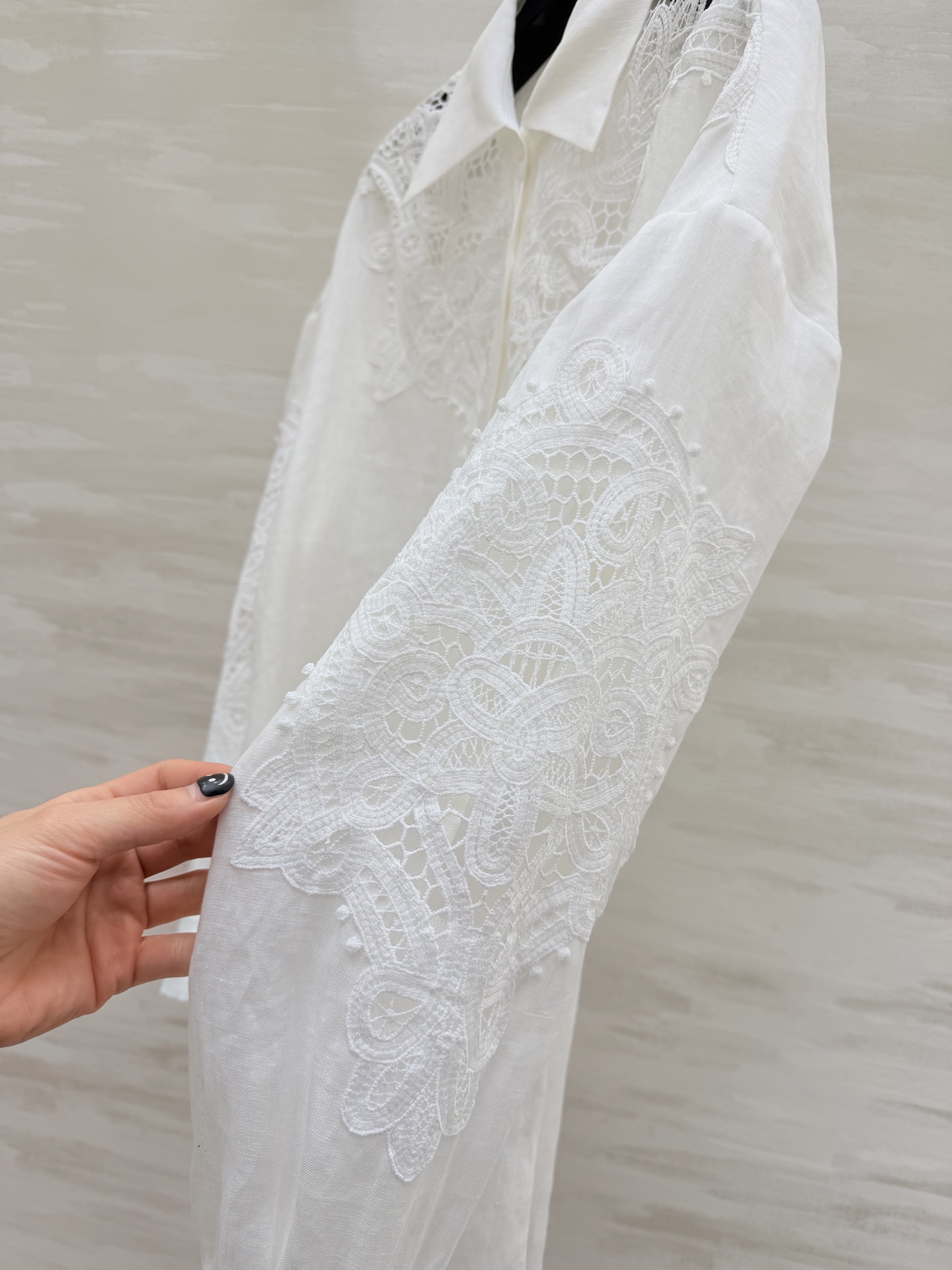 意大利高端时装品牌ERMANNO SCERVINO 白色蕾丝刺绣衬衣 采用高品质亚麻面料 搭配精致镂空蕾