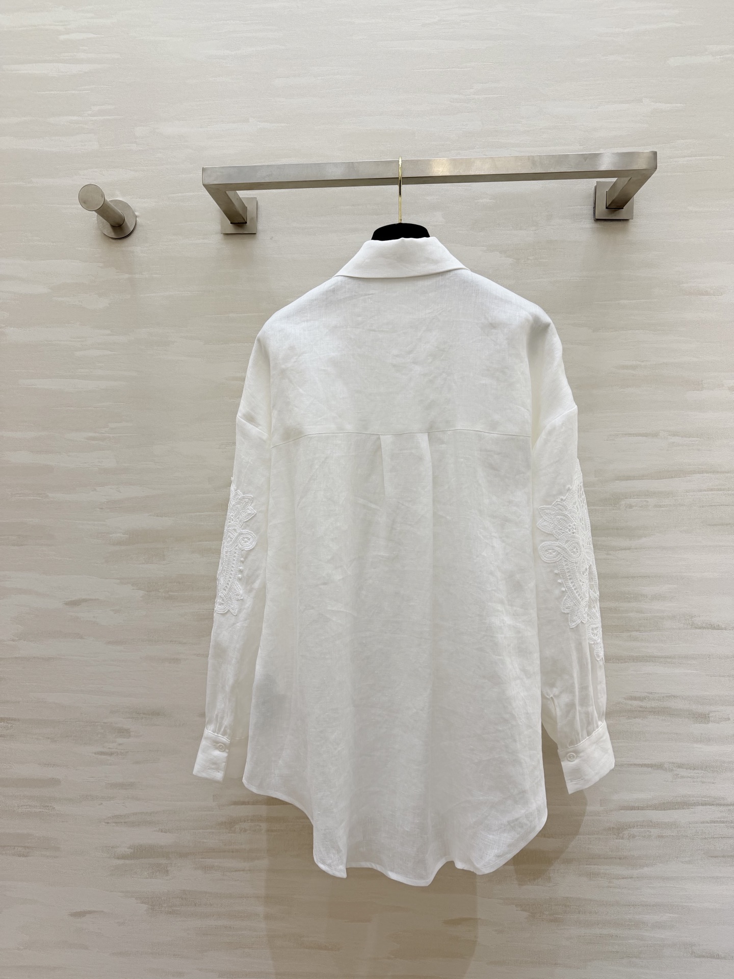 意大利高端时装品牌ERMANNO SCERVINO 白色蕾丝刺绣衬衣 采用高品质亚麻面料 搭配精致镂空蕾