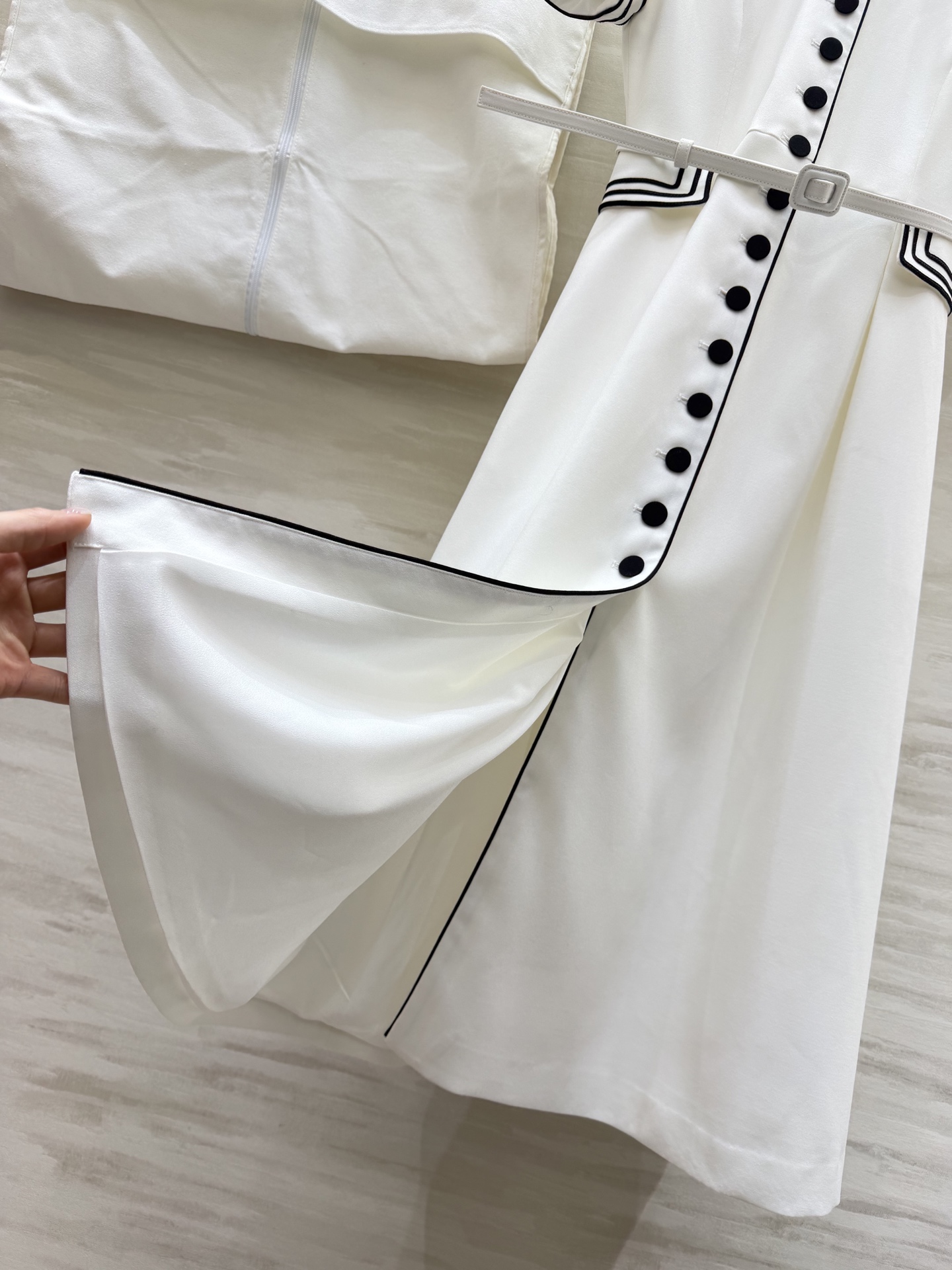 #Dio♡²⁶早春系列海军风连衣裙 白色主色+黑色条纹 简约又有细节感✨ 中长款设计 腰带束腰修饰身形 