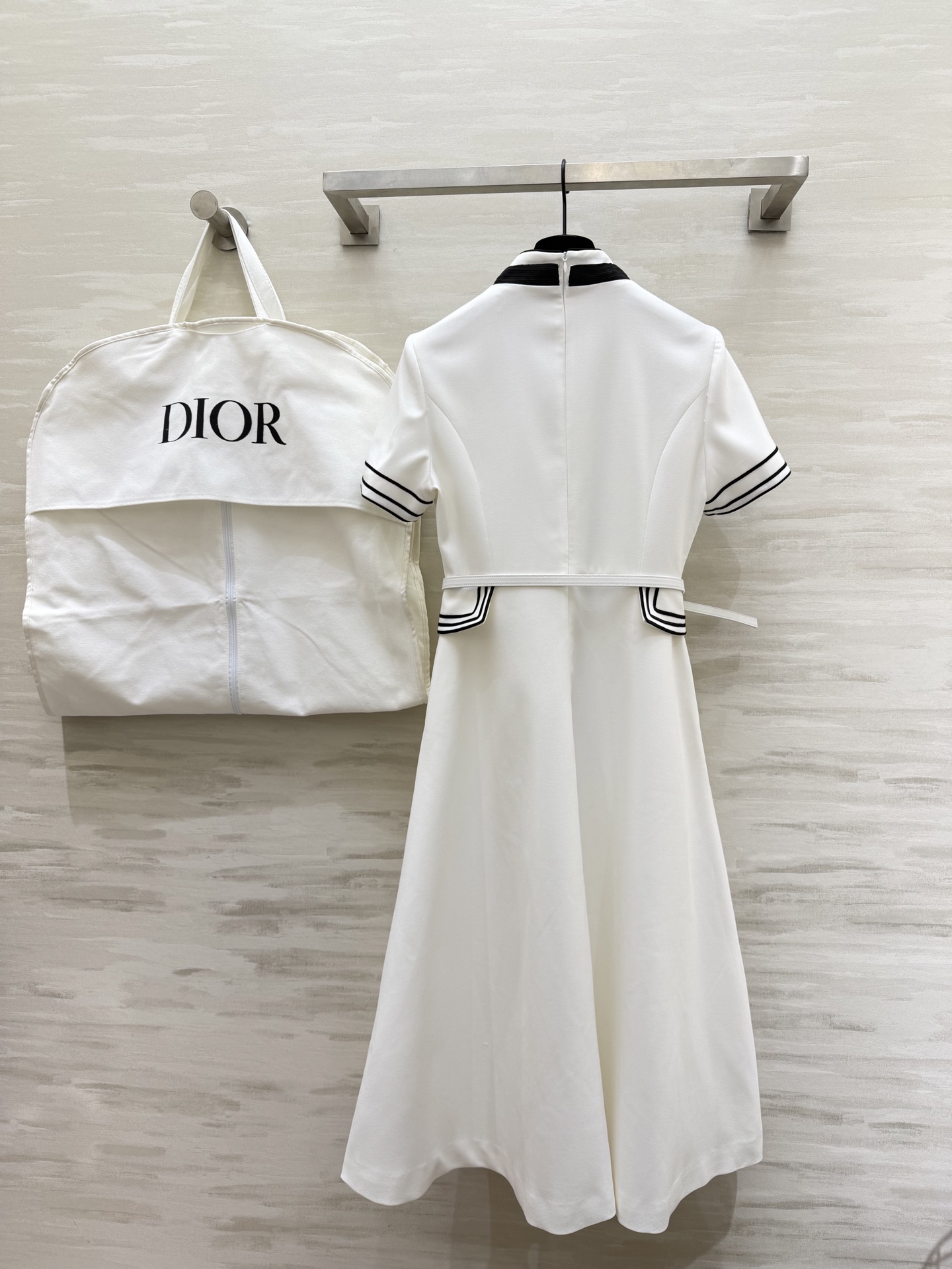 #Dio♡²⁶早春系列海军风连衣裙 白色主色+黑色条纹 简约又有细节感✨ 中长款设计 腰带束腰修饰身形 