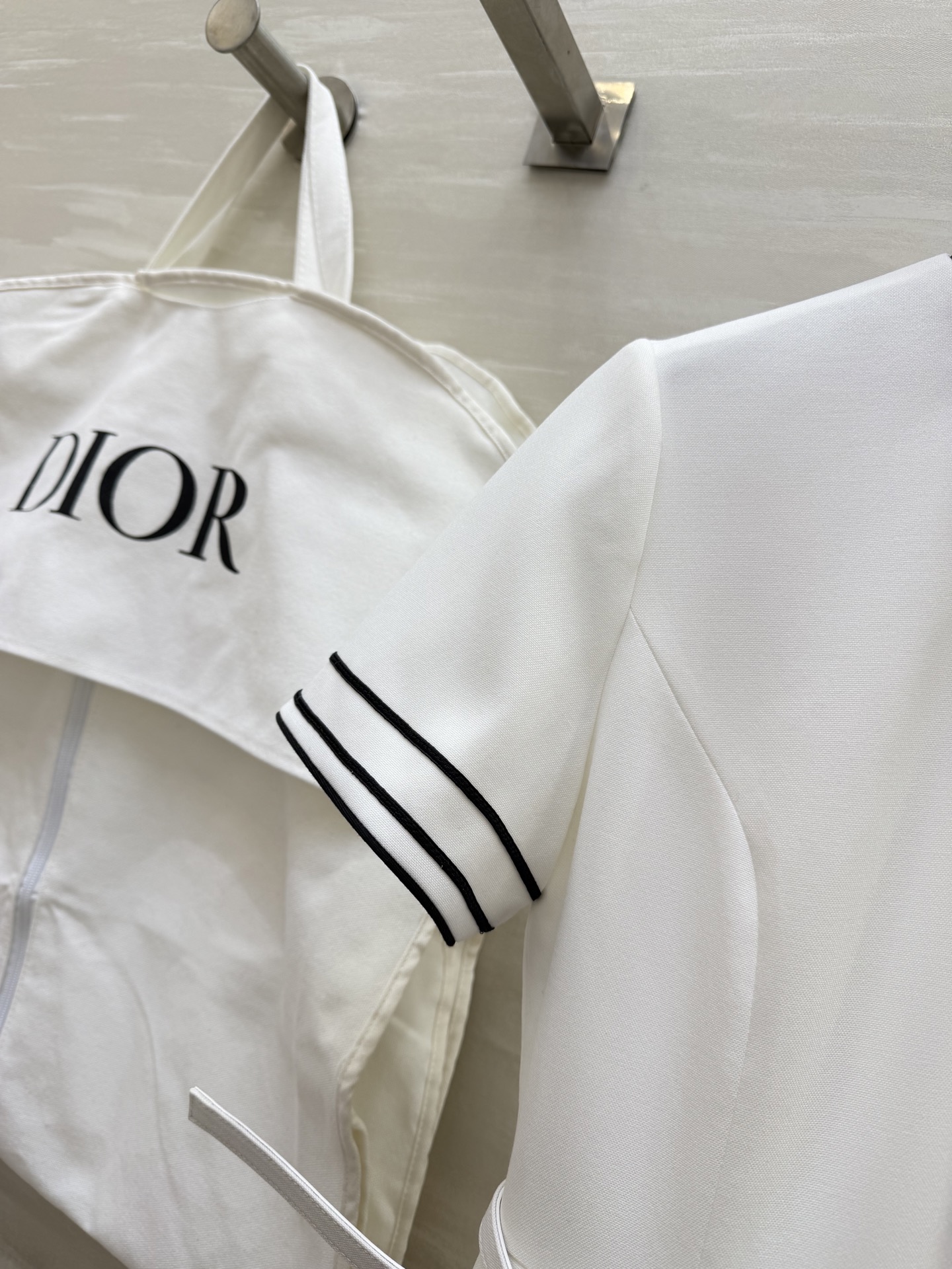 #Dio♡²⁶早春系列海军风连衣裙 白色主色+黑色条纹 简约又有细节感✨ 中长款设计 腰带束腰修饰身形 