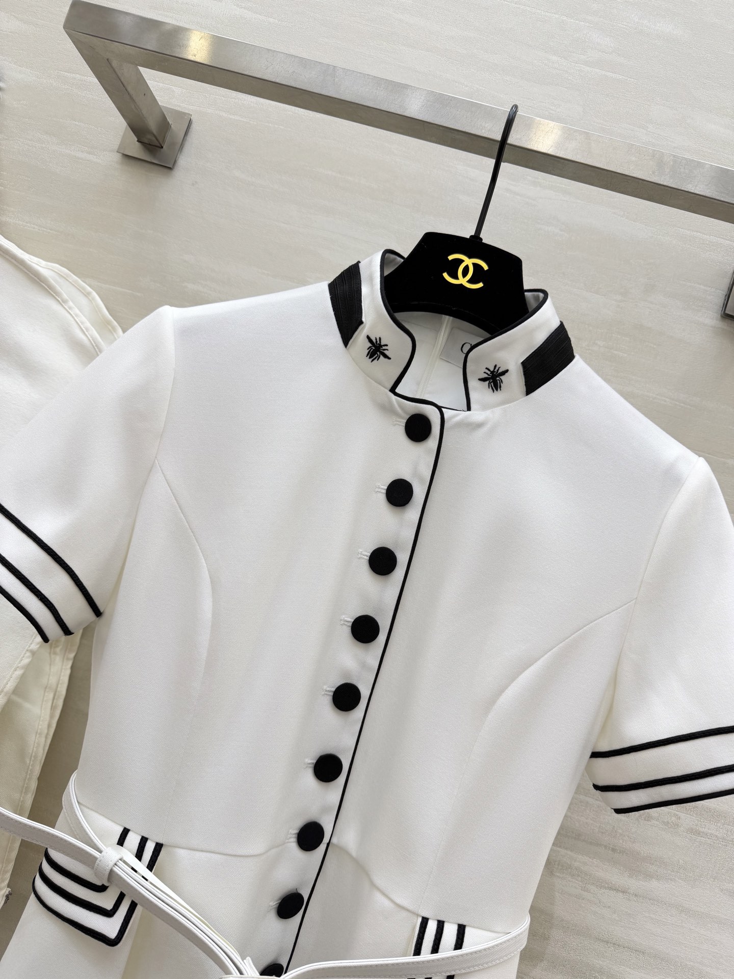 #Dio♡²⁶早春系列海军风连衣裙 白色主色+黑色条纹 简约又有细节感✨ 中长款设计 腰带束腰修饰身形 