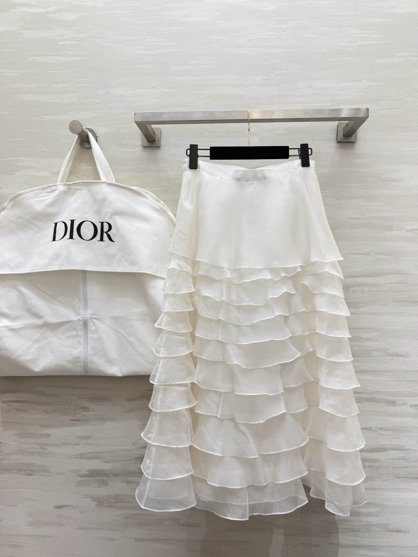 #Dio♡²⁶早春新款 真丝欧根纱蛋糕裙 采用多层荷叶边设计轻盈飘逸 法式优雅感满满✨ 真丝欧根纱面料自