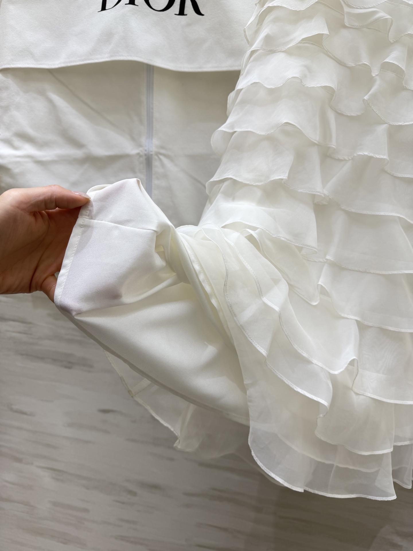 #Dio♡²⁶早春新款 真丝欧根纱蛋糕裙 采用多层荷叶边设计轻盈飘逸 法式优雅感满满✨ 真丝欧根纱面料自