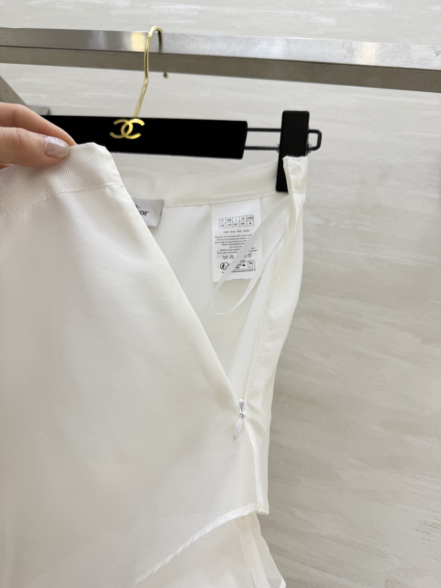 #Dio♡²⁶早春新款 真丝欧根纱蛋糕裙 采用多层荷叶边设计轻盈飘逸 法式优雅感满满✨ 真丝欧根纱面料自