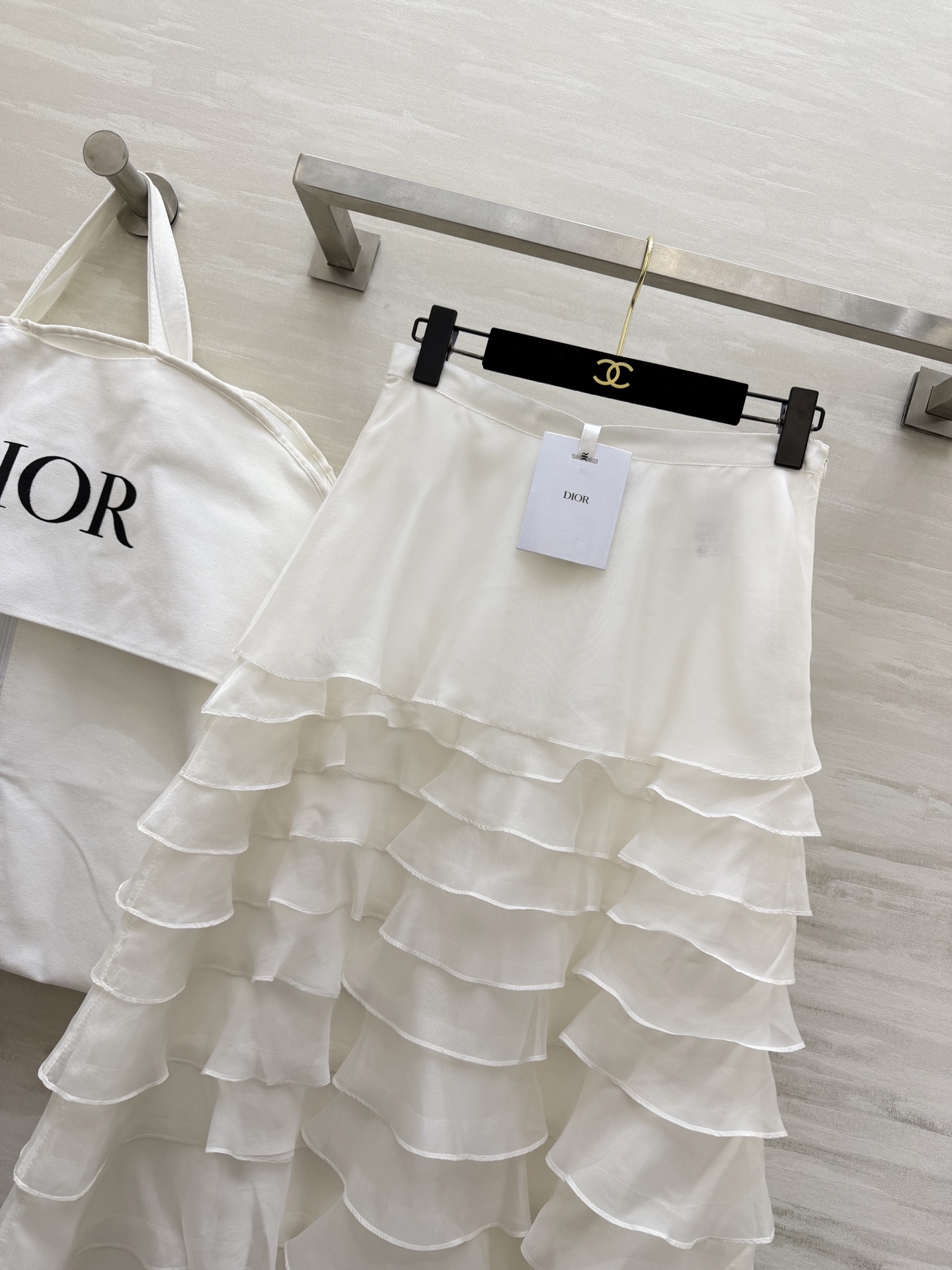 #Dio♡²⁶早春新款 真丝欧根纱蛋糕裙 采用多层荷叶边设计轻盈飘逸 法式优雅感满满✨ 真丝欧根纱面料自