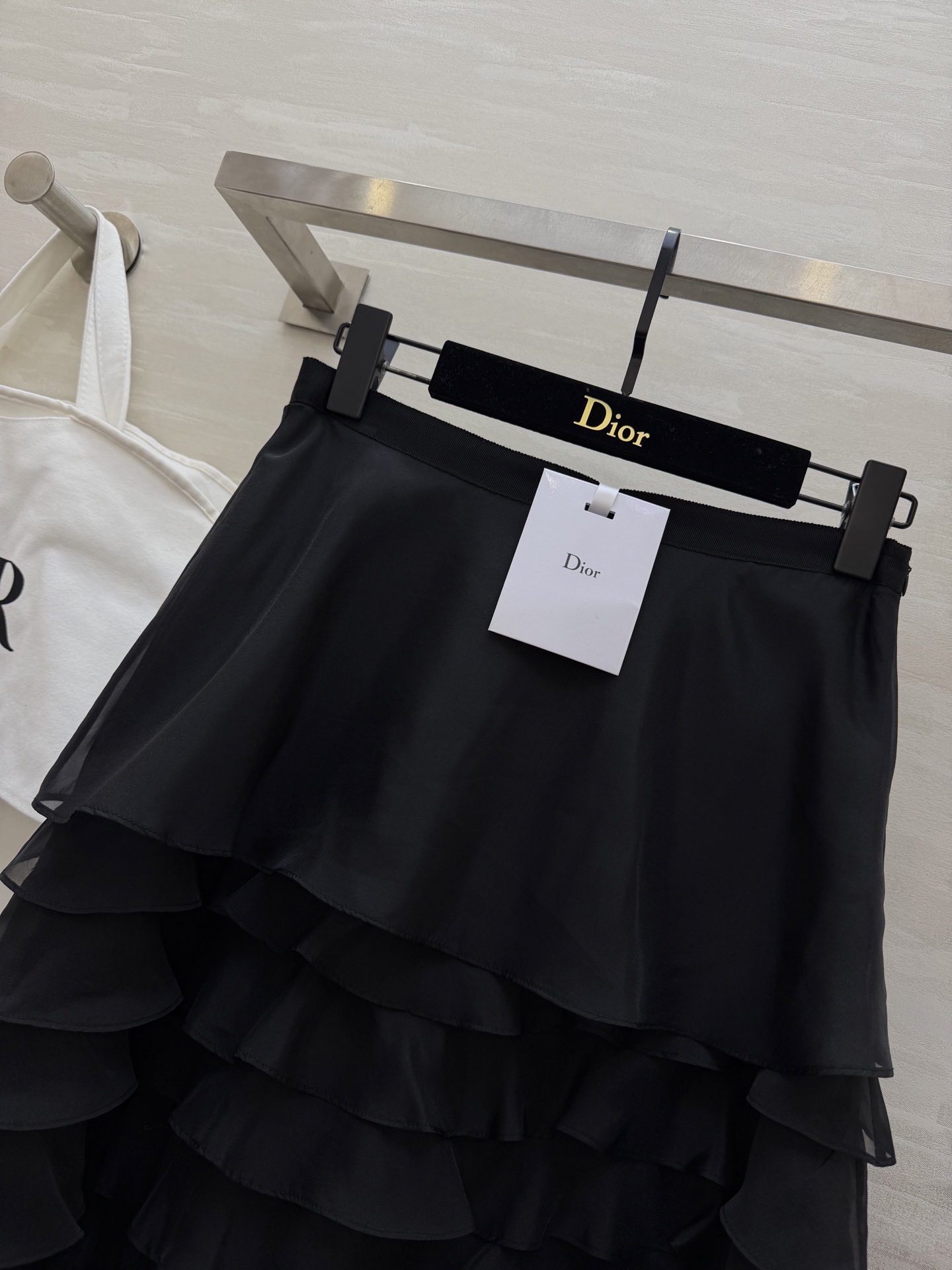 #Dio♡²⁶早春新款 真丝欧根纱蛋糕裙 采用多层荷叶边设计轻盈飘逸 法式优雅感满满✨ 真丝欧根纱面料自