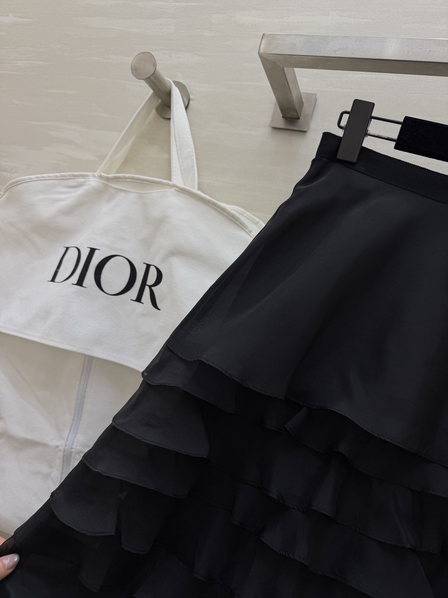 #Dio♡²⁶早春新款 真丝欧根纱蛋糕裙 采用多层荷叶边设计轻盈飘逸 法式优雅感满满✨ 真丝欧根纱面料自