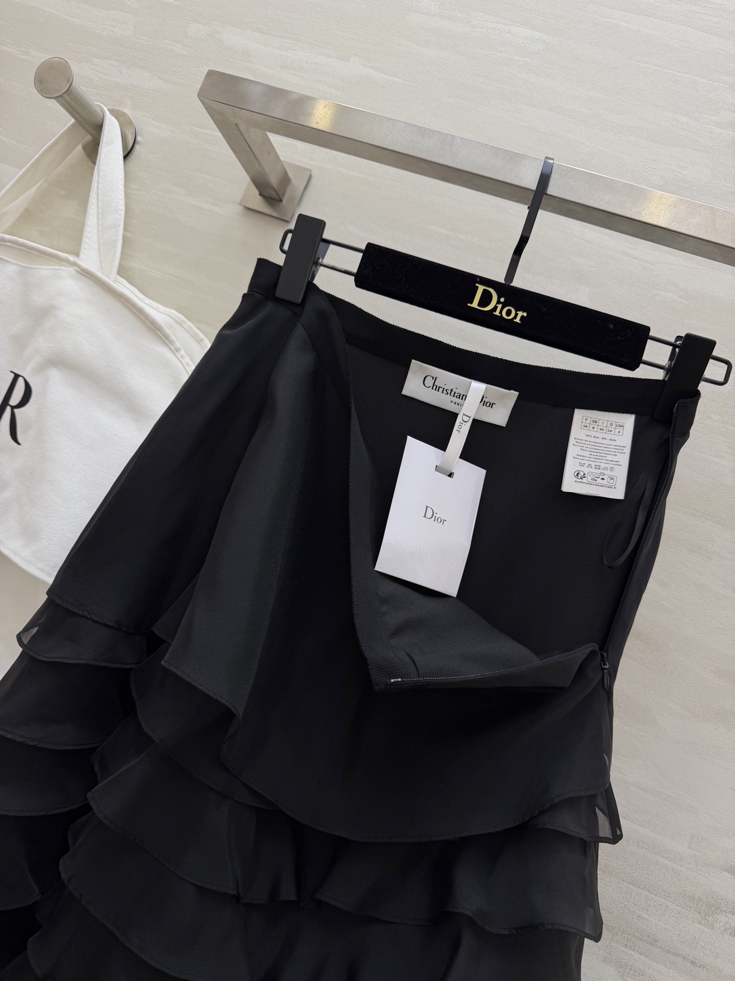 #Dio♡²⁶早春新款 真丝欧根纱蛋糕裙 采用多层荷叶边设计轻盈飘逸 法式优雅感满满✨ 真丝欧根纱面料自