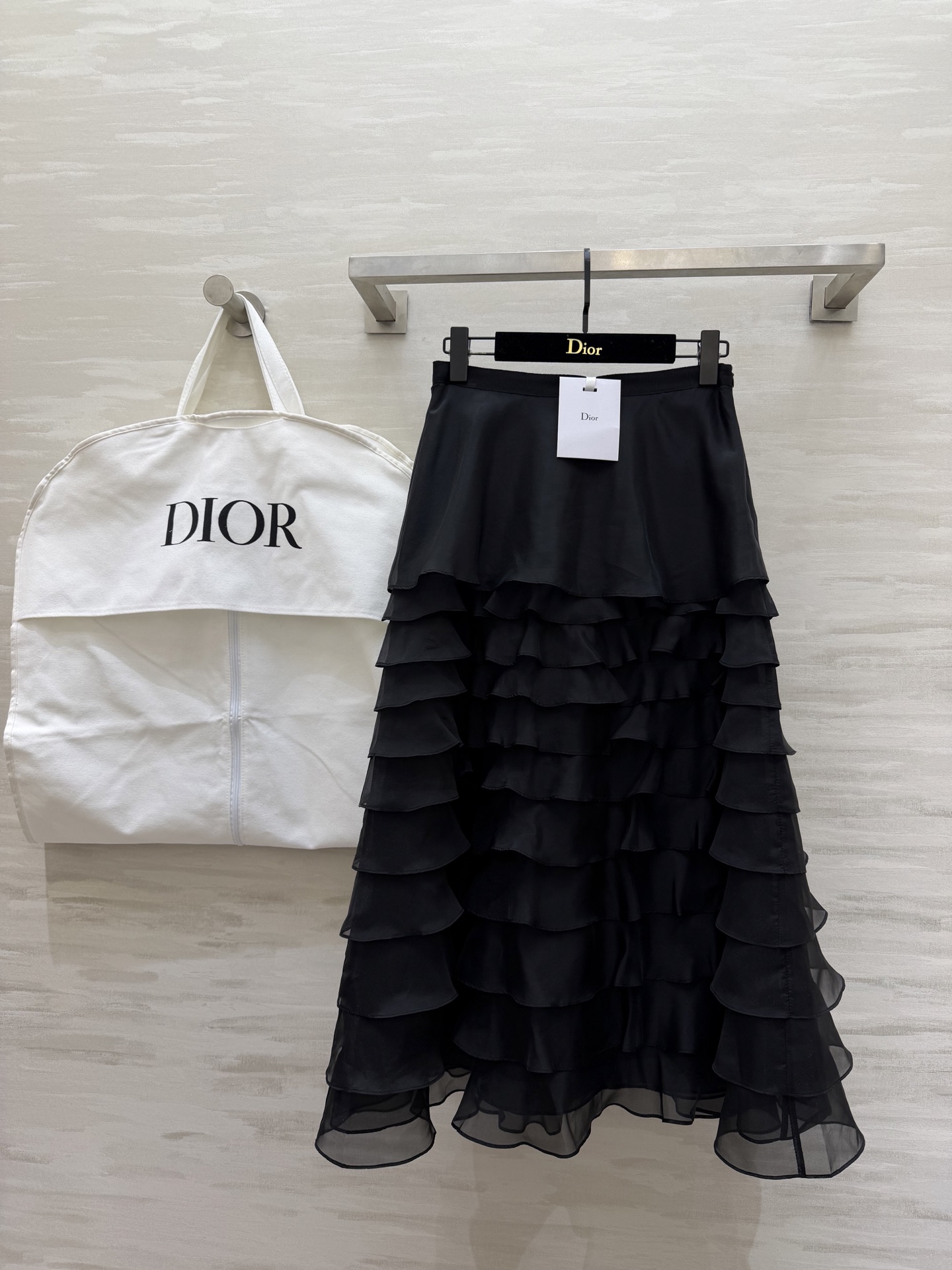 NO:733896,#Dio's new early spring silk organza cake skirt is designed with multi-layered ruffles and is light and elegant. It is full of French elegance. The silk organza fabric has its own soft light. It is fluffy and comfortable. It is perfect for spring and summer!  High-waisted design to modify the waistline. High-quality customization. Available in stock for the first time, size 36/38/40/42 (size 38 waist 72, skirt length 88), dior, skirts, real silk,19860909#Dio早春新款 真丝欧根纱蛋糕裙 采用多层荷叶边设计轻盈飘逸 法式优雅感满满 真丝欧根纱面料自带柔光 蓬松感与舒适感都很在线 春夏穿超适合！高腰设计修饰腰线 高品质定制 现货首发size36/38/40/42（38码腰围72,裙长88）,,dior,skirts,real silk,,Women's clothing