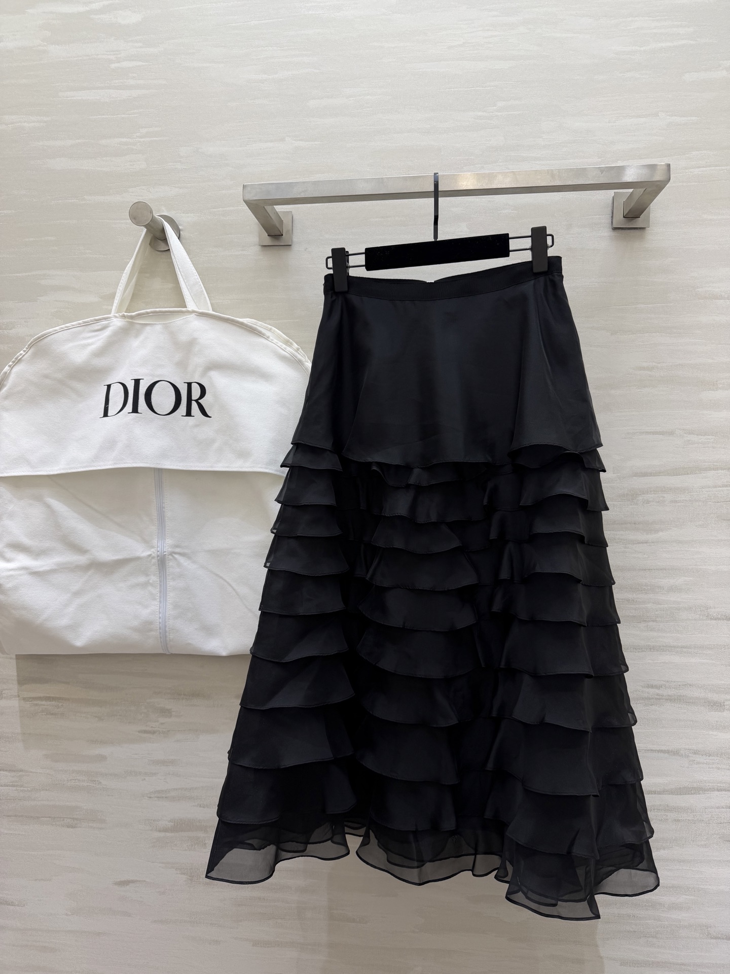 #Dio♡²⁶早春新款 真丝欧根纱蛋糕裙 采用多层荷叶边设计轻盈飘逸 法式优雅感满满✨ 真丝欧根纱面料自