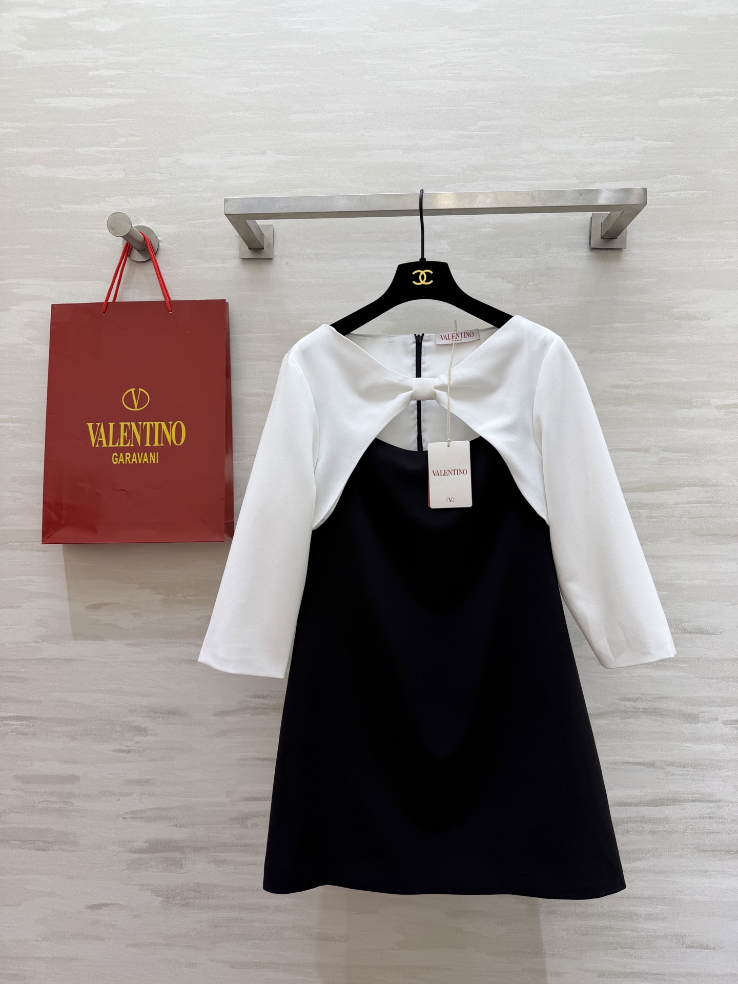 NO:733906,#Valentin color block dress. The large bow design on the neckline is elegant and retro. The tailoring is slim and the three-quarter sleeve design is perfect for spring and summer!  The color matching is classic and versatile. The bow details are full of French romance. High-quality customization. Available in stock first size S/M/L (S size bust 86, skirt length 80), valentino, skirts,19860909#Valentin拼色连衣裙 领口大蝴蝶结设计优雅又复古 剪裁修身 七分袖设计 春夏穿超合适！配色经典百搭 蝴蝶结细节法式浪漫满分 高品质定制 现货首发sizeS/M/L（s码胸围86,裙长80）,,valentino,skirts,,Women's clothing