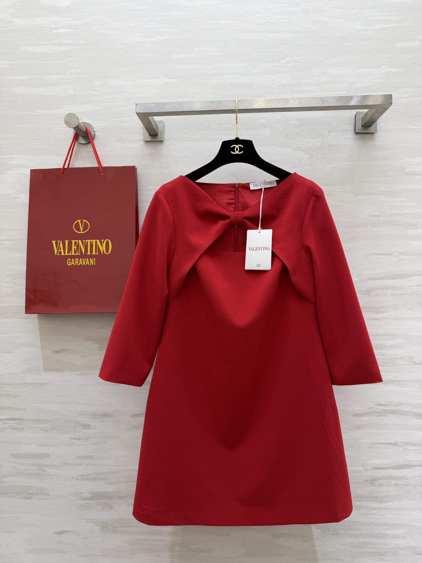 NO:733916,#Valentin Bow Dress The large bow design on the neckline is elegant and retro. The tailoring is slim and the three-quarter sleeve design is perfect for spring and summer!  The color matching is classic and versatile. The bow details are full of French romance. High-quality customization. Available in stock first size S/M/L (S size bust 86, skirt length 80), valentino, skirts,19860909#Valentin蝴蝶结连衣裙 领口大蝴蝶结设计优雅又复古 剪裁修身 七分袖设计 春夏穿超合适！配色经典百搭 蝴蝶结细节法式浪漫满分 高品质定制 现货首发sizeS/M/L（s码胸围86,裙长80）,,valentino,skirts,,Women's clothing