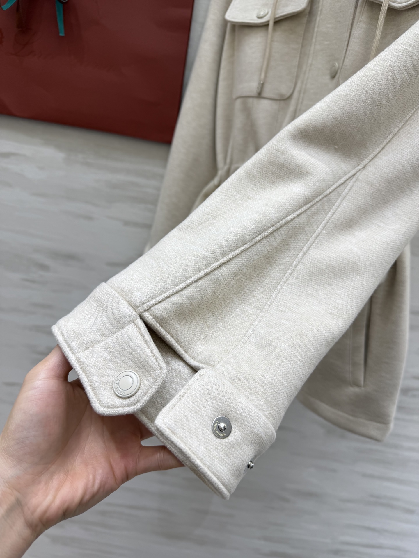 #Loro Pian♡²⁶早春新款 连帽抽绳收腰外套 高品质定制 现货首发size：S/M/L（s码胸围