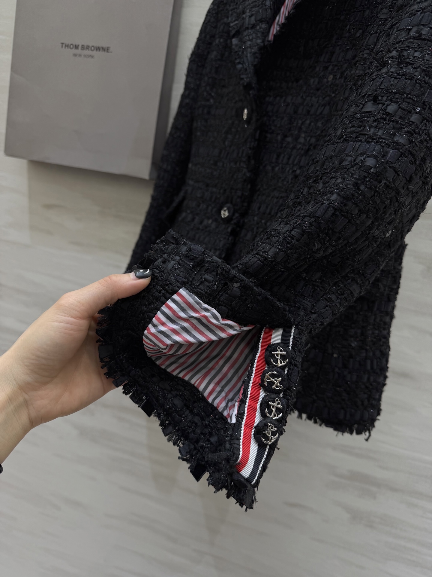 #Thom Brown♡²⁶早春新款 黑色粗花呢外套 经典粗花呢材质 纹理感满满 质感高级✨ 剪裁精致 