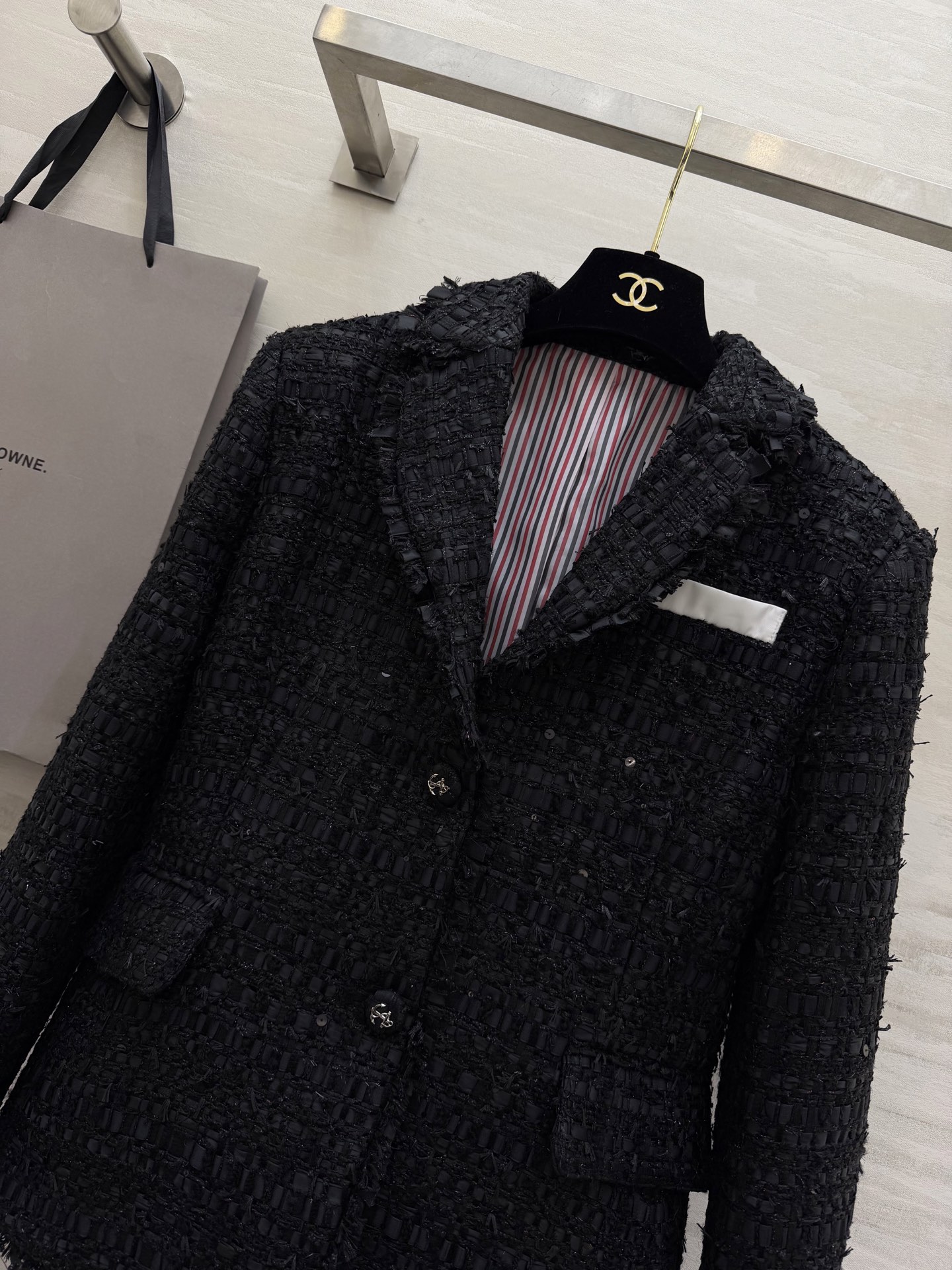 #Thom Brown♡²⁶早春新款 黑色粗花呢外套 经典粗花呢材质 纹理感满满 质感高级✨ 剪裁精致 