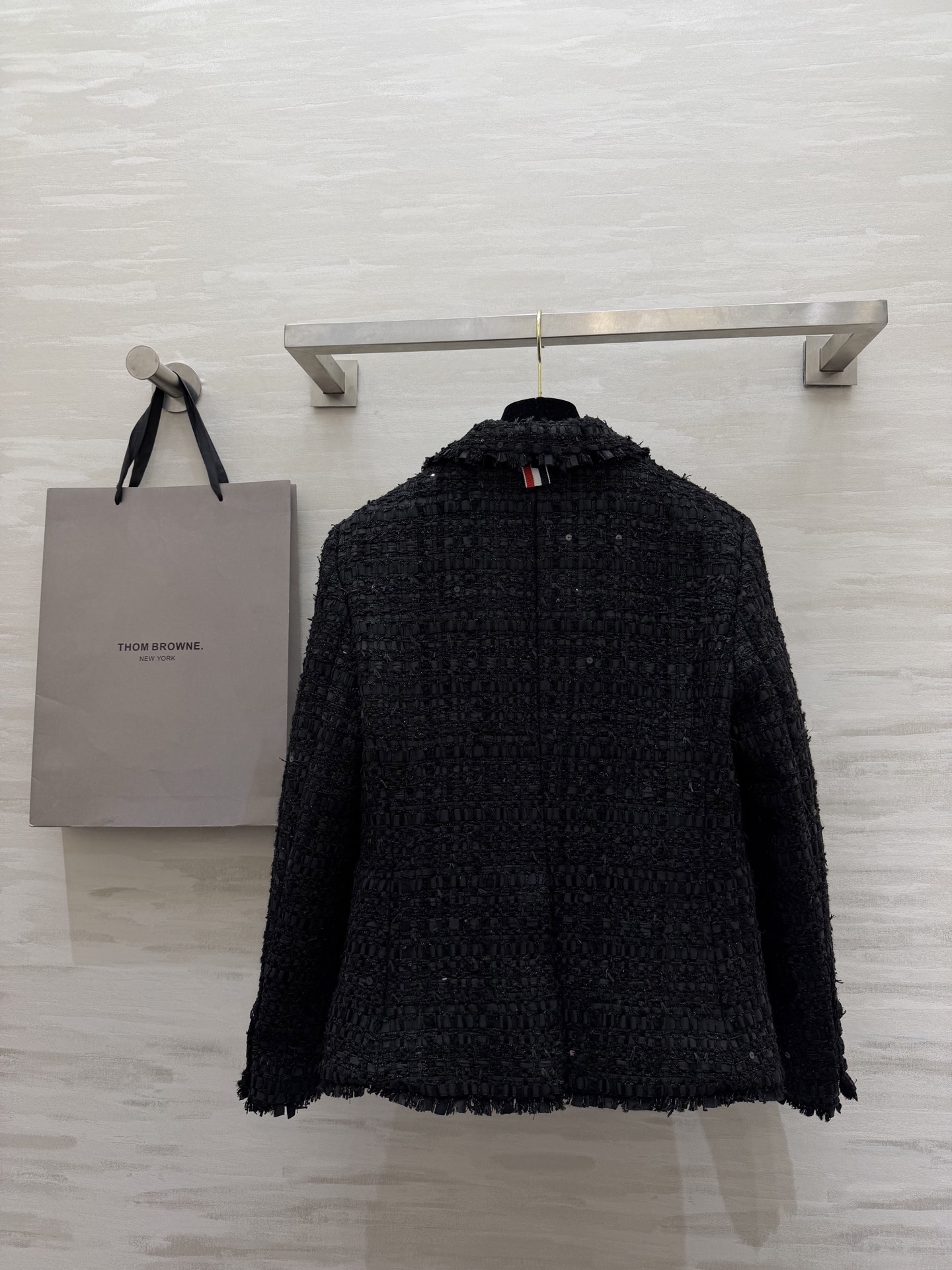 #Thom Brown♡²⁶早春新款 黑色粗花呢外套 经典粗花呢材质 纹理感满满 质感高级✨ 剪裁精致 