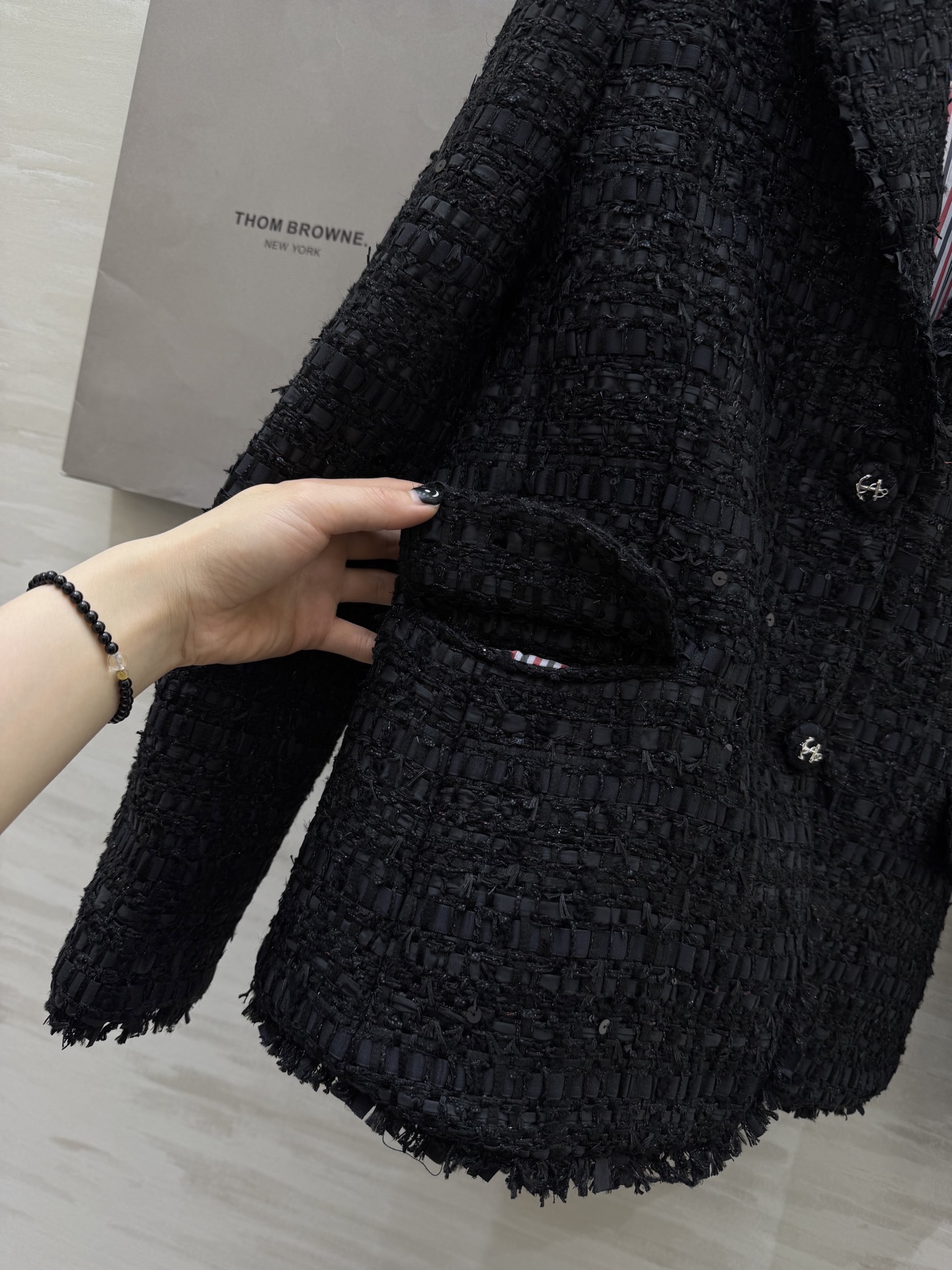 #Thom Brown♡²⁶早春新款 黑色粗花呢外套 经典粗花呢材质 纹理感满满 质感高级✨ 剪裁精致 