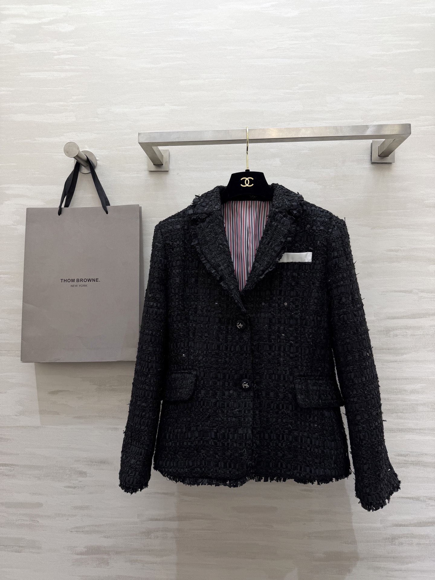 NO:733899,#Thom Brown's new early spring black tweed jacket, classic tweed material, full of texture, high-end texture, exquisite tailoring, suit-style lapels + single-breasted design, white pocket square on the chest, super recognizable!  Overall elegant and formal, it can be easily used in business or high-end occasions!  High-quality customization, available in stock first size S/M/L (S size bust 88, length 56), jackets & coats, business suit,19860909#Thom Brown早春新款 黑色粗花呢外套 经典粗花呢材质 纹理感满满 质感高级 剪裁精致 西装式翻领+单排扣设计 胸前白色口袋巾超有辨识度！整体优雅又正式 商务或高端场合都能轻松驾驭！高品质定制 现货首发sizeS/M/L（s码胸围88,衣长56）,,jackets & coats,business suit,,Women's clothing