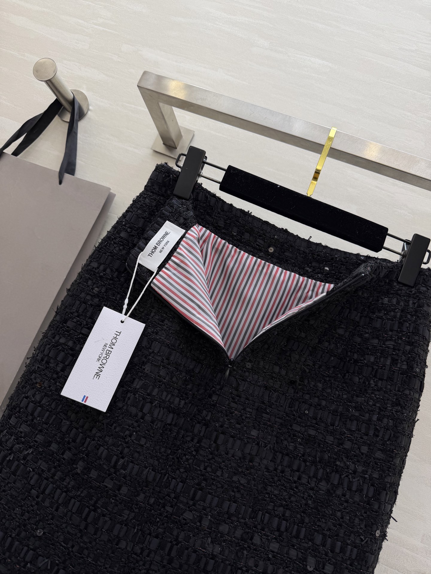 #Thom Brown♡²⁶早春新款 黑色粗花呢半裙 经典粗花呢材质 纹理感满满 质感高级✨ 剪裁精致整