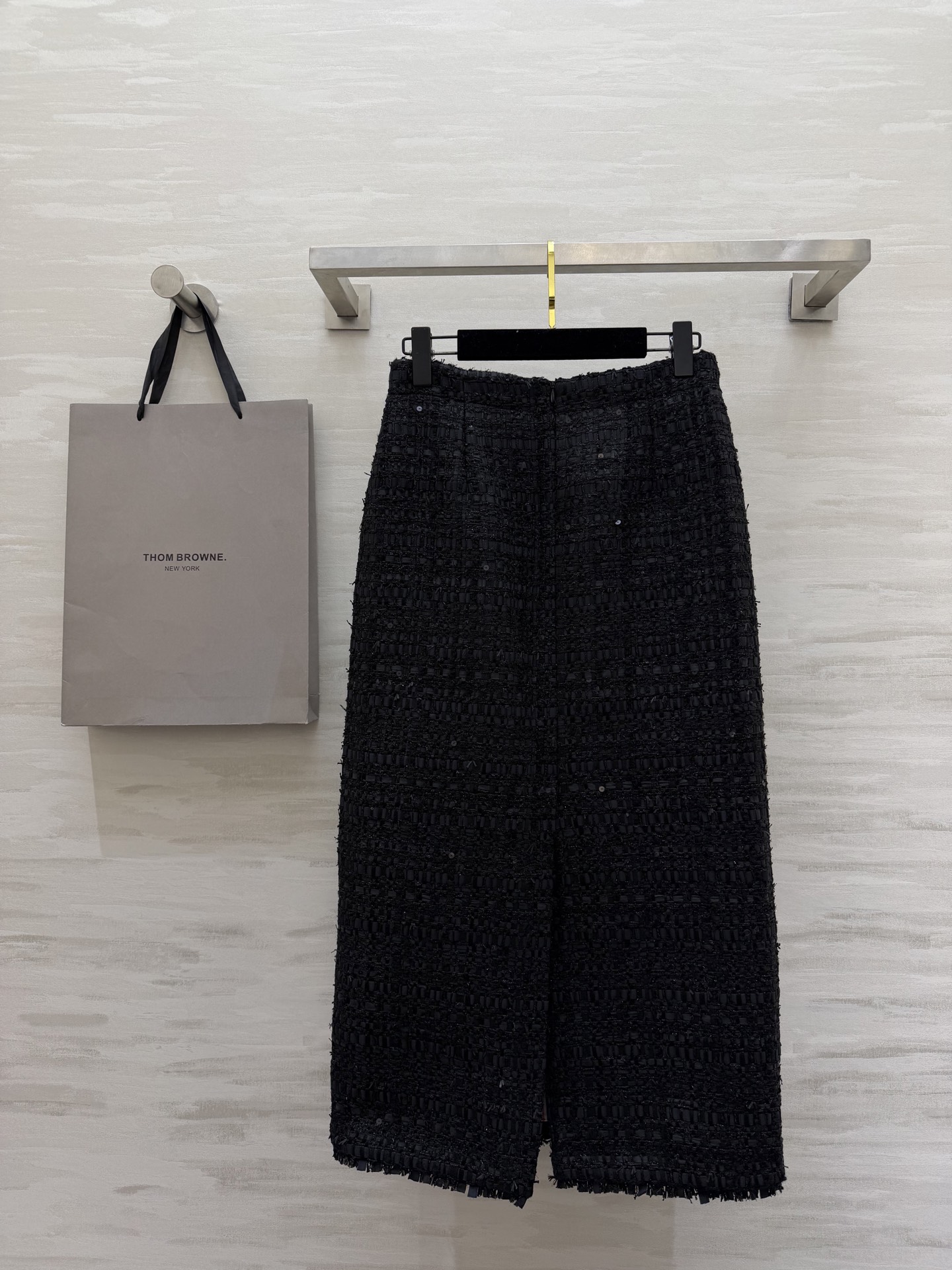 #Thom Brown♡²⁶早春新款 黑色粗花呢半裙 经典粗花呢材质 纹理感满满 质感高级✨ 剪裁精致整