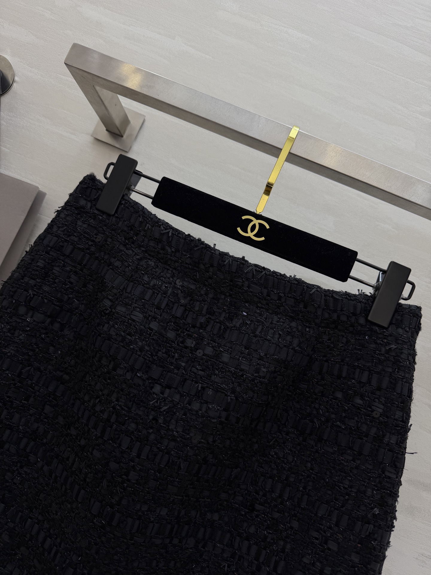 #Thom Brown♡²⁶早春新款 黑色粗花呢半裙 经典粗花呢材质 纹理感满满 质感高级✨ 剪裁精致整