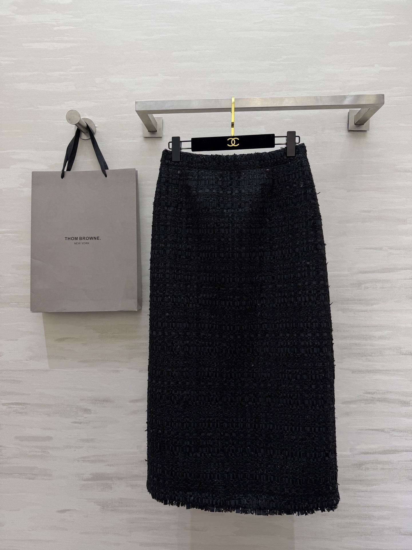 NO:733909,#Thom Brown's new early spring black tweed skirt, classic tweed material, full of texture, high-end texture, exquisite tailoring, overall elegant and formal, can be easily worn in business or high-end occasions!  High-quality customization, available in stock first size S/M/L (S size waist 66, hip 92, skirt length 84),,skirts,19860909#Thom Brown早春新款 黑色粗花呢半裙 经典粗花呢材质 纹理感满满 质感高级 剪裁精致整体优雅又正式 商务或高端场合都能轻松驾驭！高品质定制 现货首发sizeS/M/L（s码腰围66,臀围92,裙长84）,,skirts,,Women's clothing