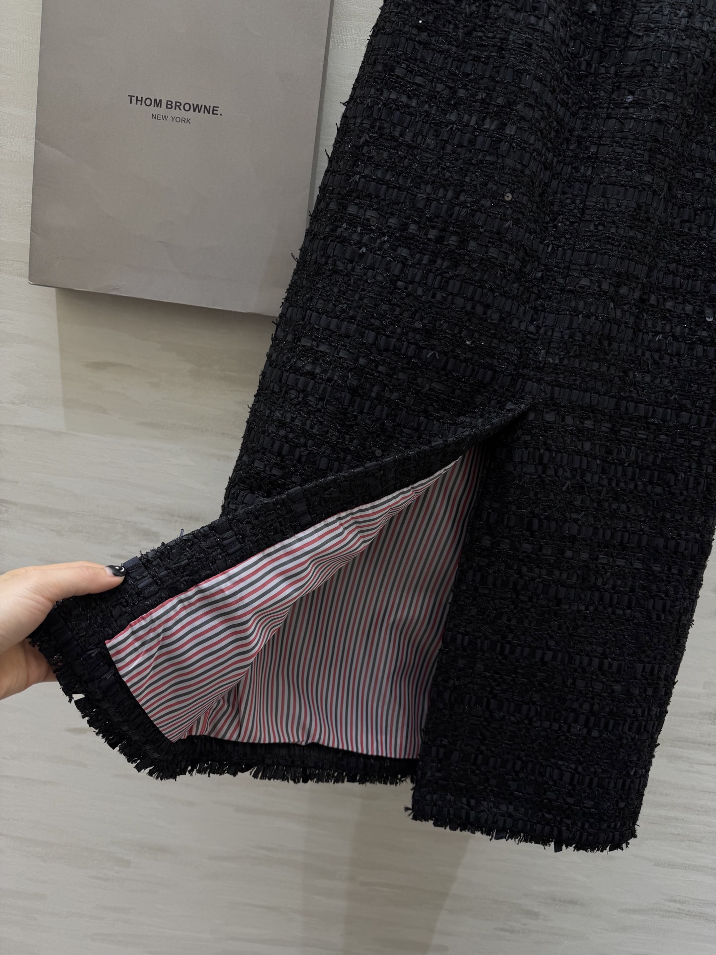 #Thom Brown♡²⁶早春新款 黑色粗花呢半裙 经典粗花呢材质 纹理感满满 质感高级✨ 剪裁精致整