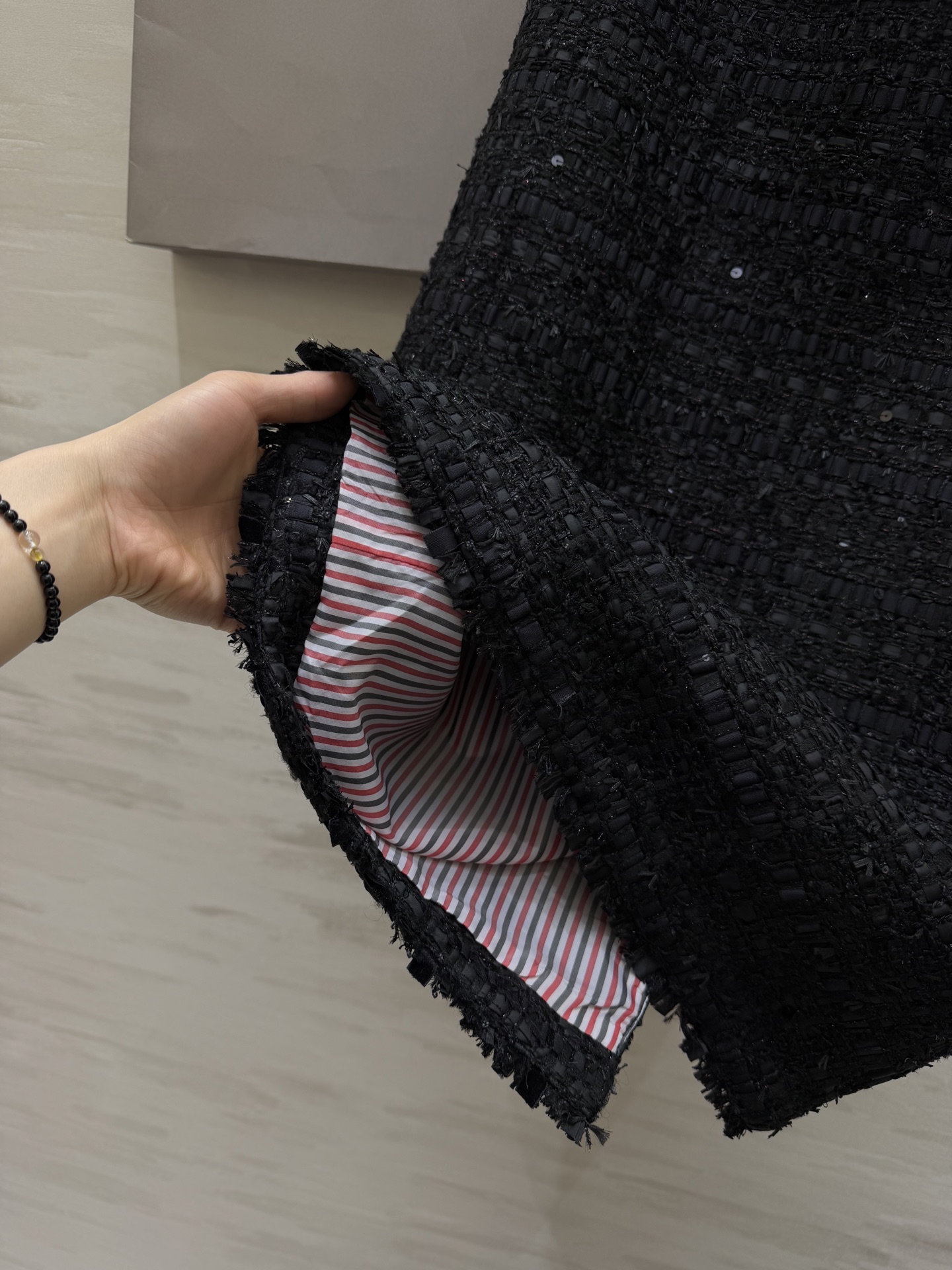 #Thom Brown♡²⁶早春新款 黑色粗花呢半裙 经典粗花呢材质 纹理感满满 质感高级✨ 剪裁精致整