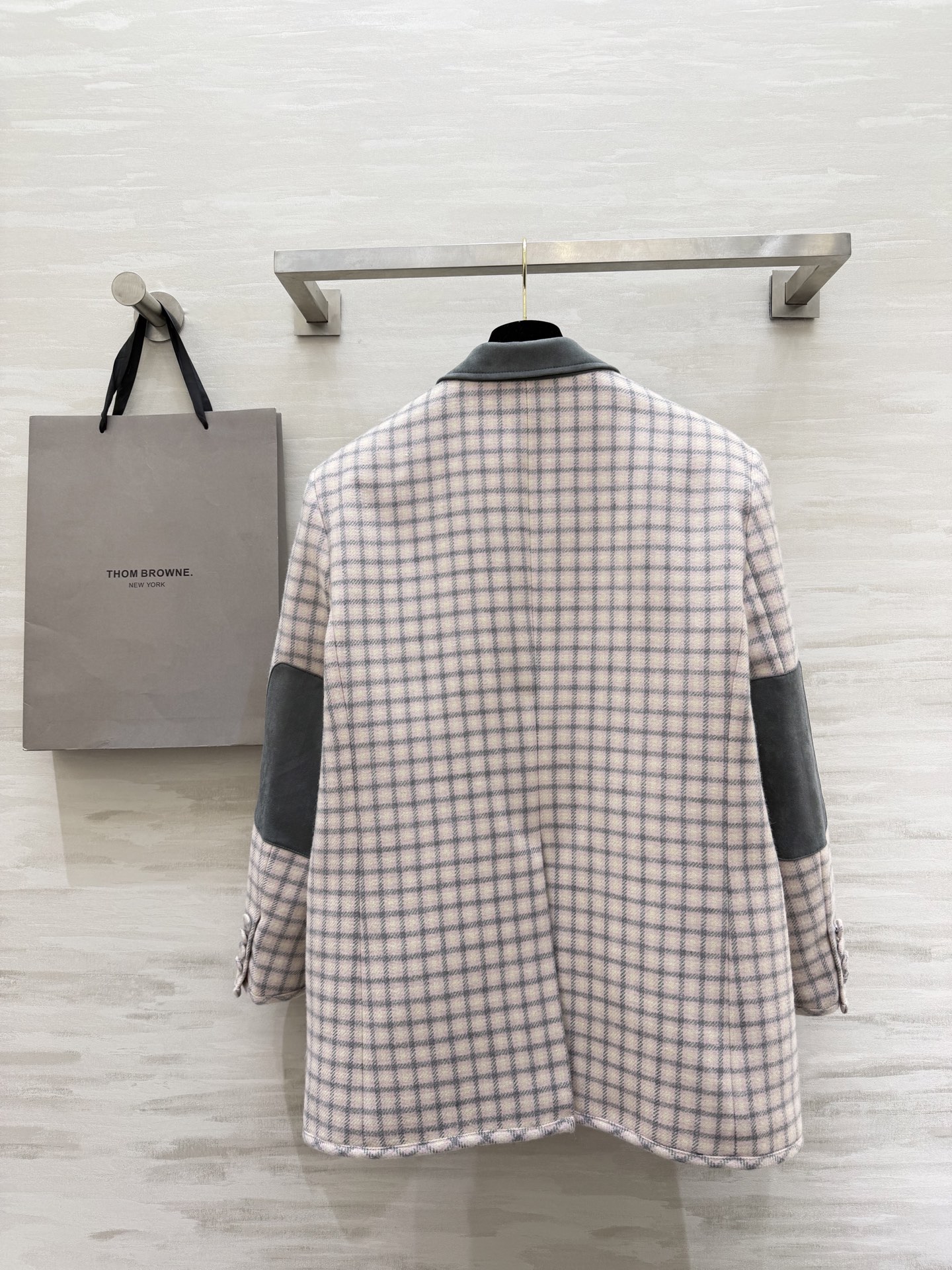 #Thom Brown♡²⁶早春新款 粉白格纹西装外套 学院风满满 剪裁精致 袖口和腰部红白蓝条纹超有辨