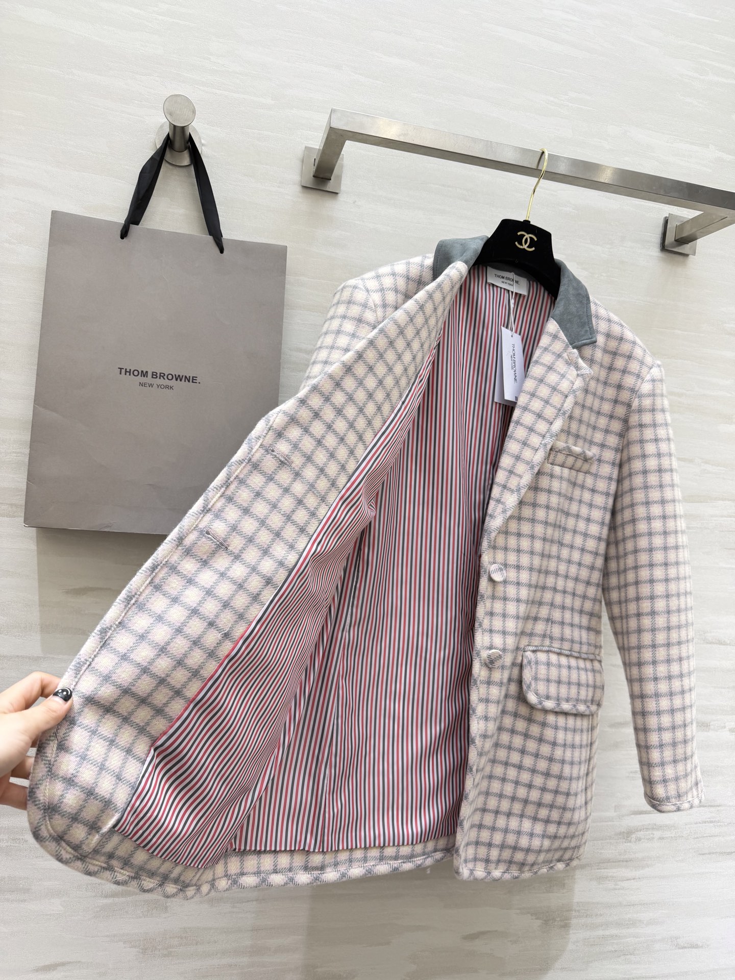 #Thom Brown♡²⁶早春新款 粉白格纹西装外套 学院风满满 剪裁精致 袖口和腰部红白蓝条纹超有辨