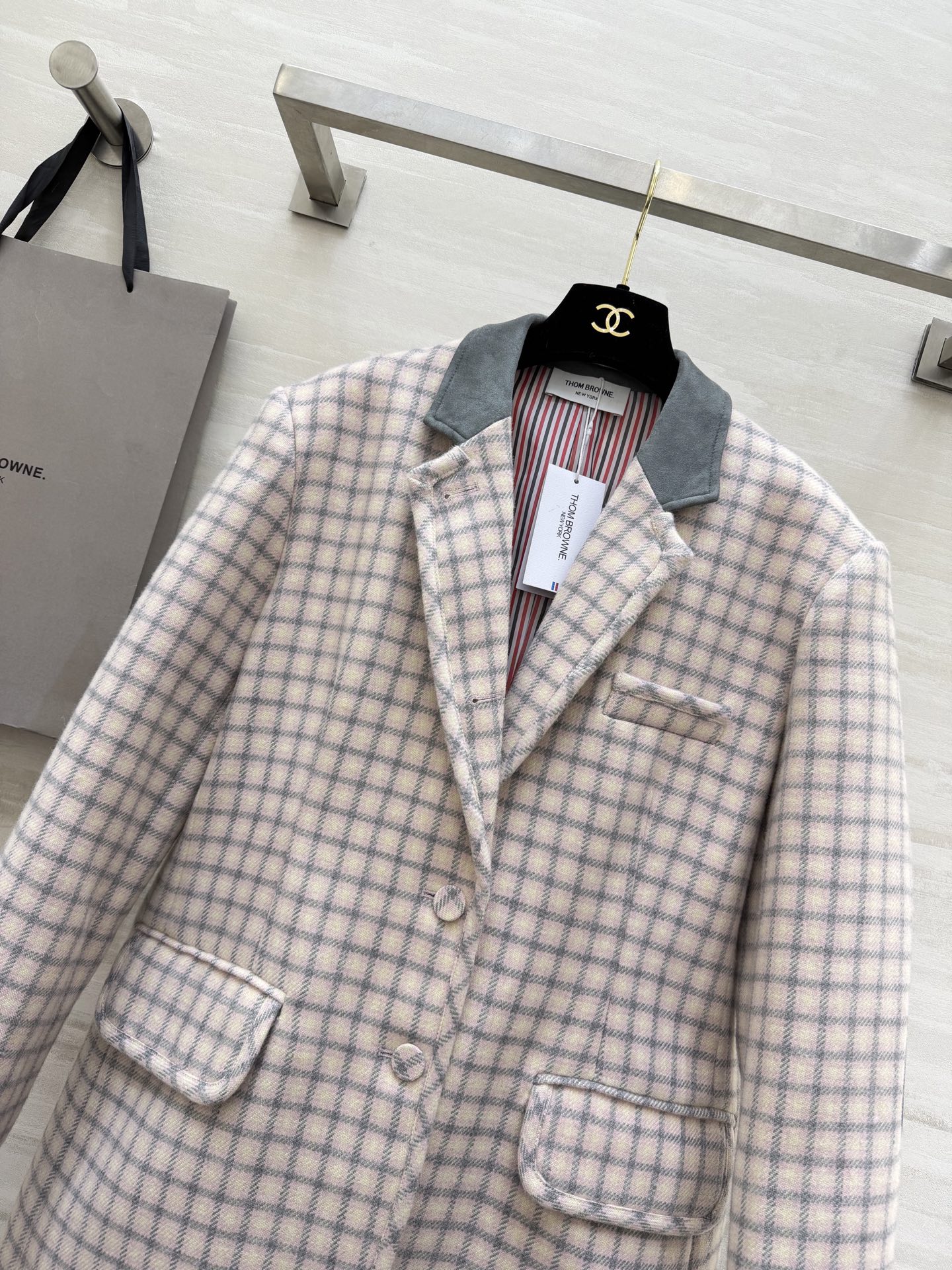#Thom Brown♡²⁶早春新款 粉白格纹西装外套 学院风满满 剪裁精致 袖口和腰部红白蓝条纹超有辨