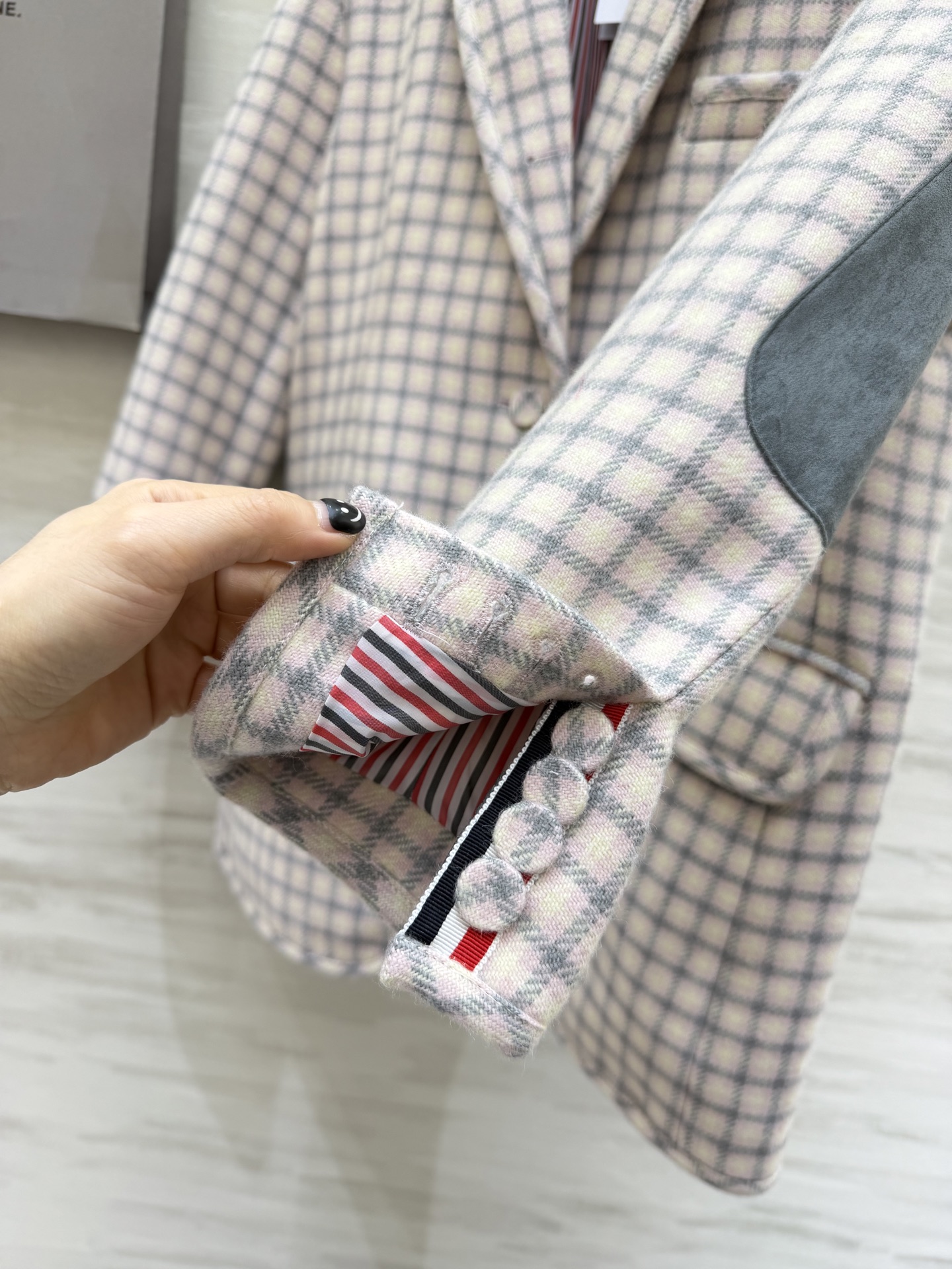 #Thom Brown♡²⁶早春新款 粉白格纹西装外套 学院风满满 剪裁精致 袖口和腰部红白蓝条纹超有辨